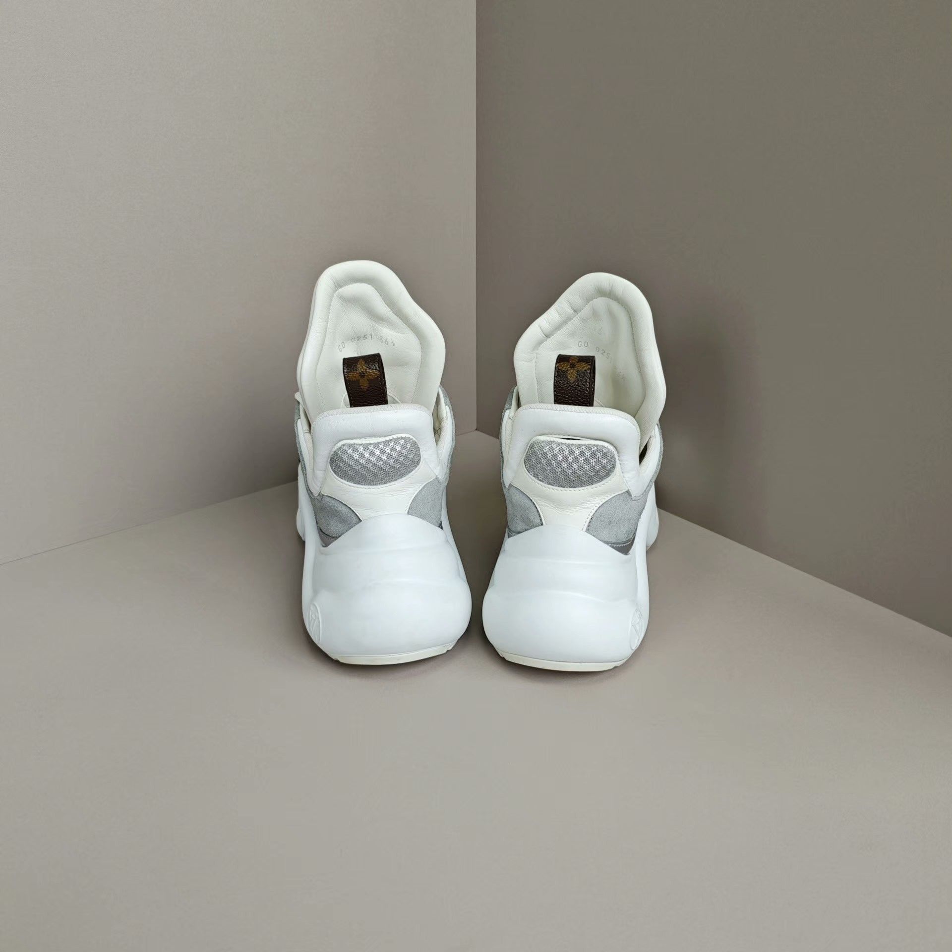 Louis Vuitton Louis Vuitton White Lowtop Sneakers us_6 Women Size US 6 / IT 36 - 3 Thumbnail