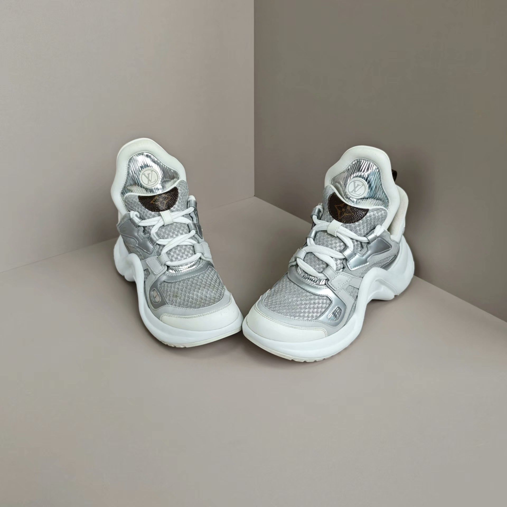 Louis Vuitton Louis Vuitton White Lowtop Sneakers us_6 Women Size US 6 / IT 36 - 2 Thumbnail