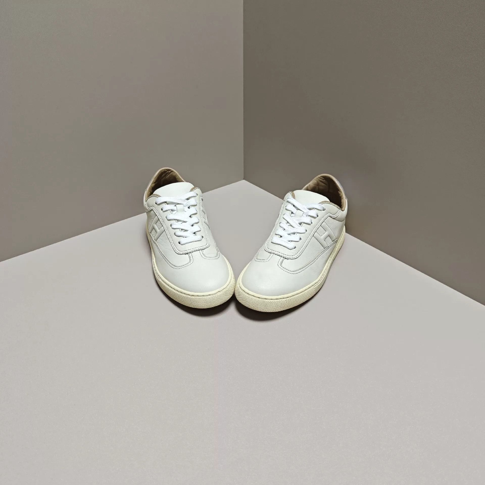 Hermes Hermes Silver Lowtop Sneakers us_6 Women Size US 6 / IT 36 - 2 Thumbnail