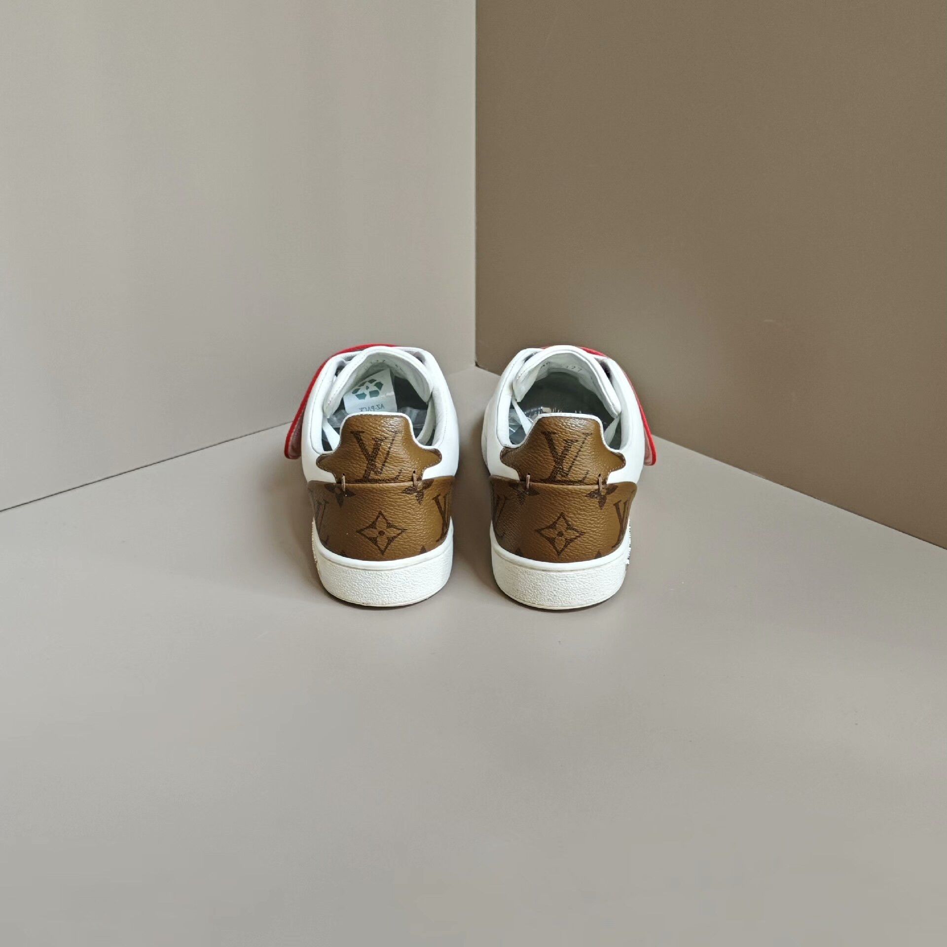 Louis Vuitton Louis Vuitton Leather Printed White Lowtop Sneakers Women Size US 6 / IT 36 - 3 Thumbnail