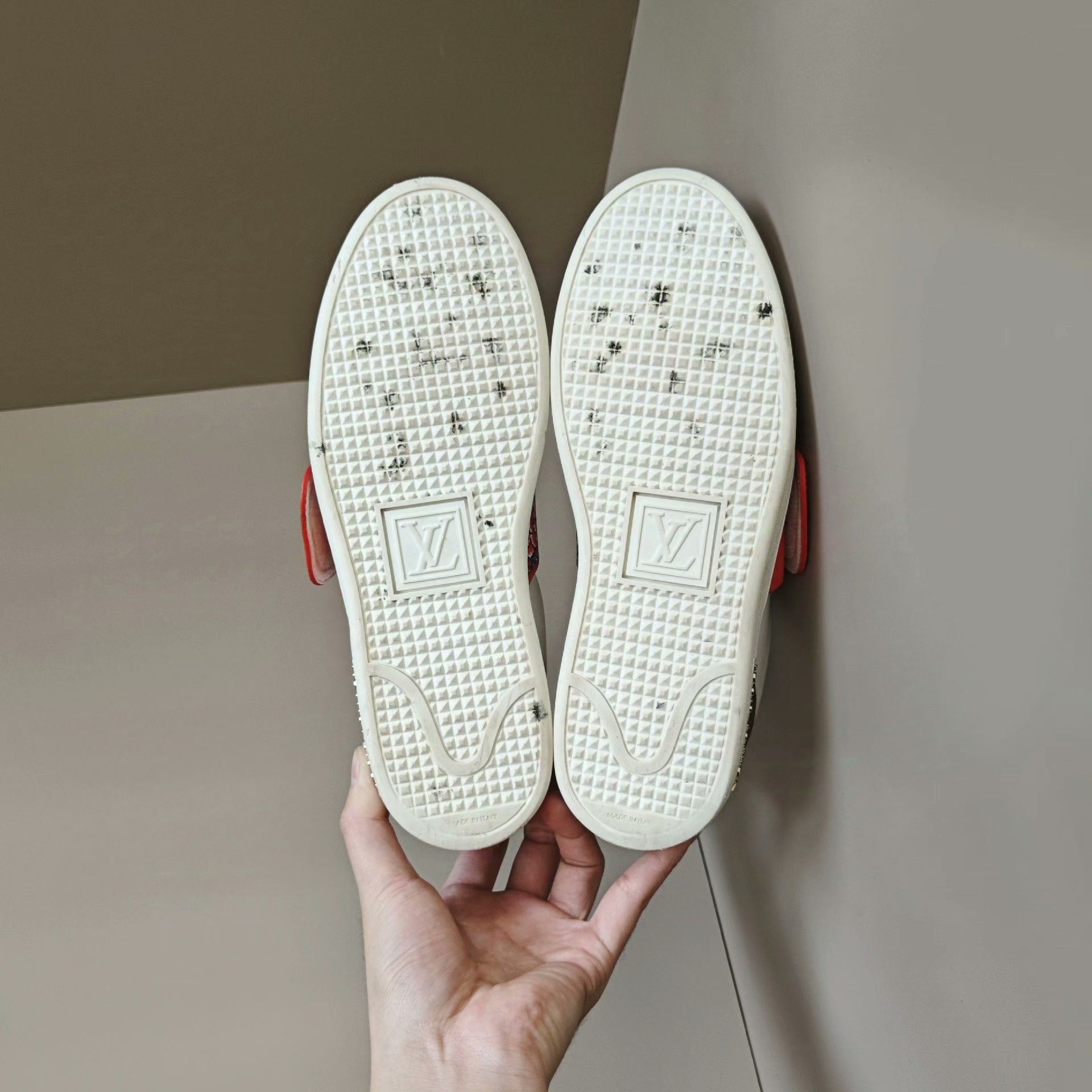 Louis Vuitton Louis Vuitton Leather Printed White Lowtop Sneakers Women Size US 6 / IT 36 - 5 Thumbnail