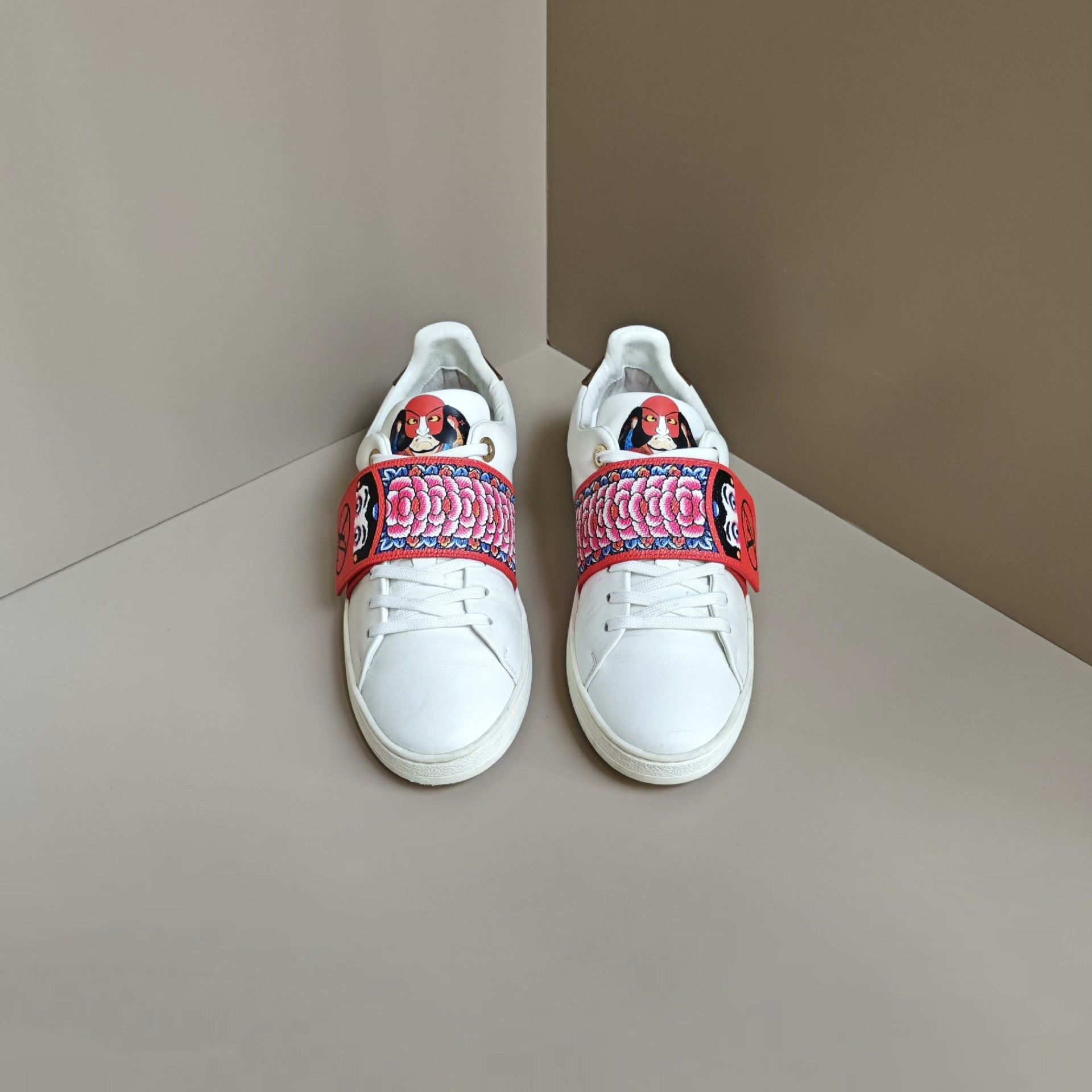 Louis Vuitton Louis Vuitton Leather Printed White Lowtop Sneakers Women Size US 6 / IT 36 - 2 Thumbnail