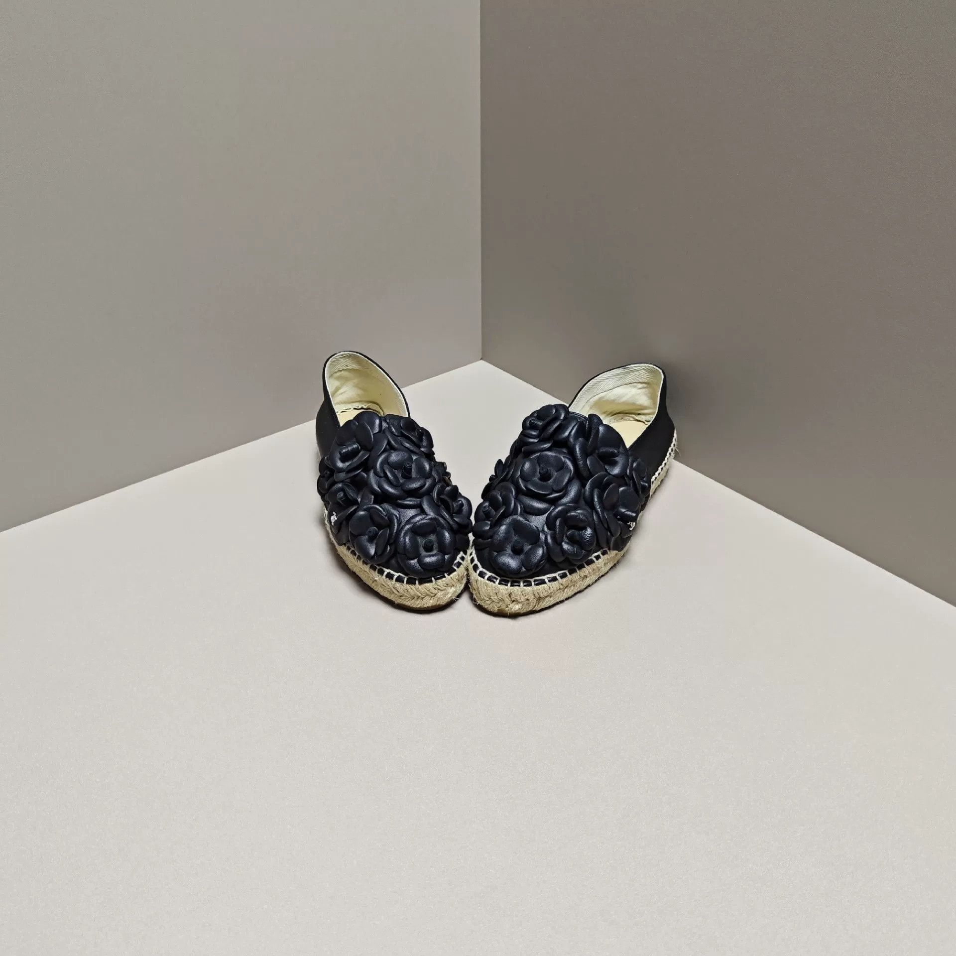 Chanel Chanel Lowtop Sneakers us_5 Women Size US 5 / IT 35 - 2 Thumbnail