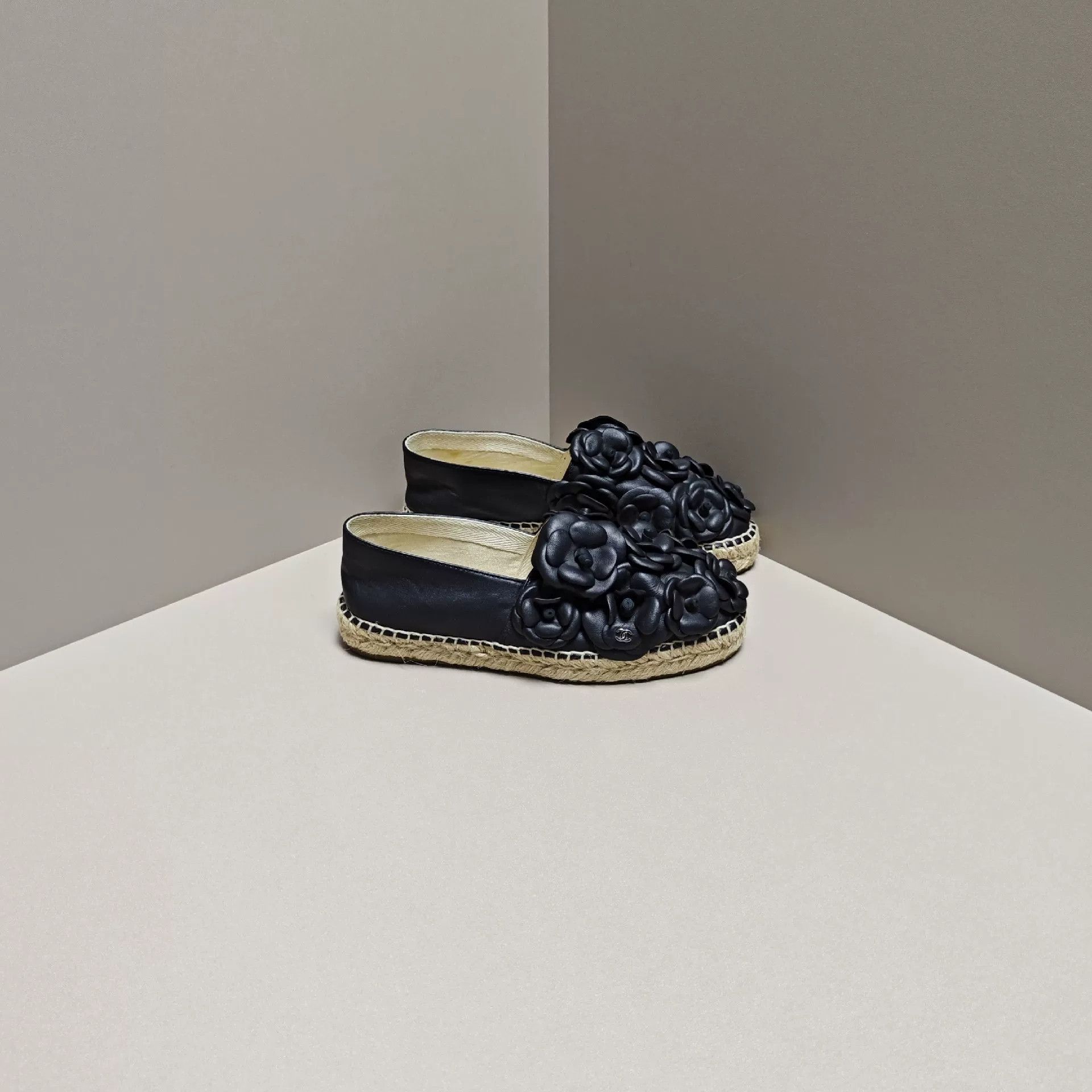 Chanel Chanel Lowtop Sneakers us_5 Women Size US 5 / IT 35 - 4 Thumbnail