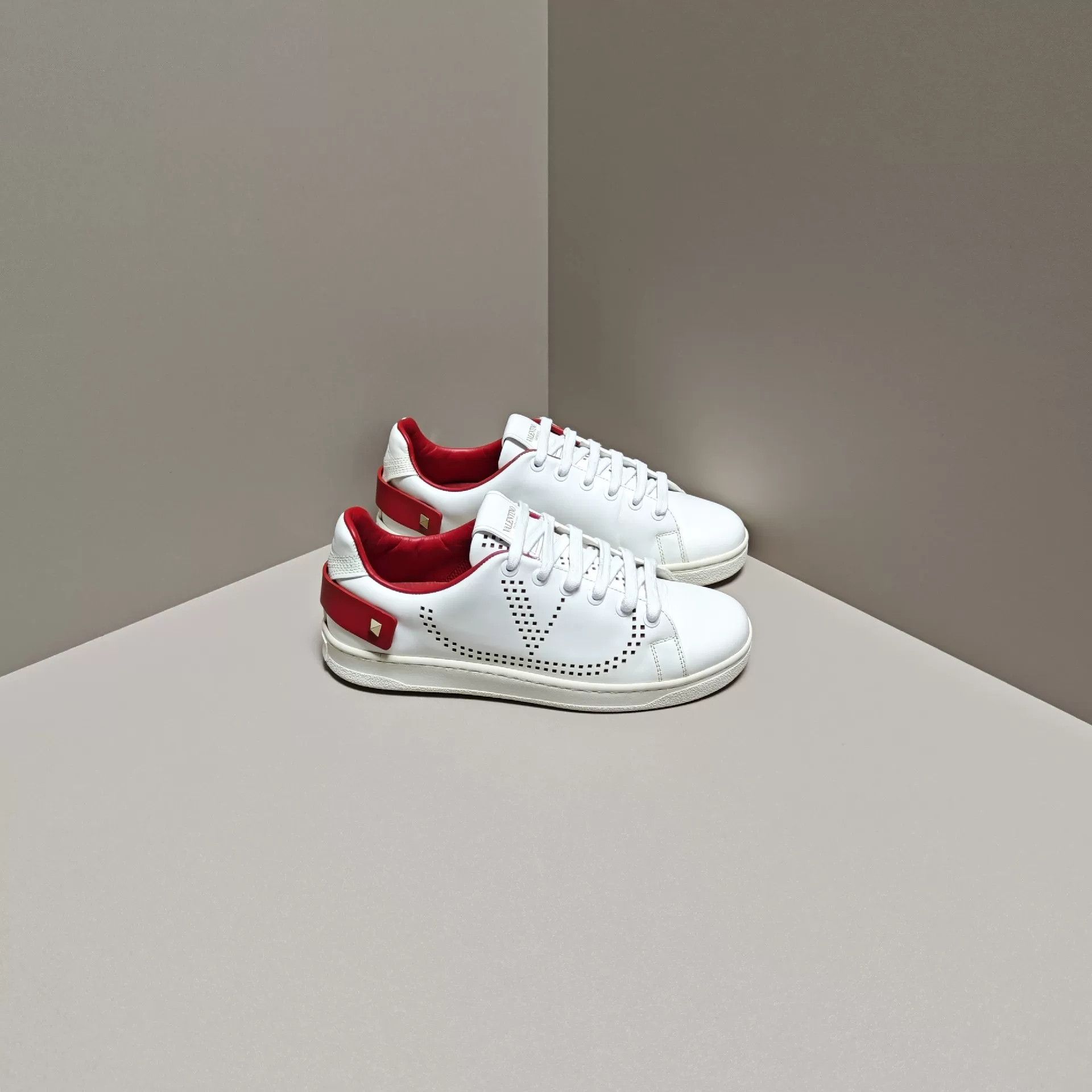 Valentino Valentino Lowtop Sneakers us_5 Women Size US 5 / IT 35 - 4 Thumbnail