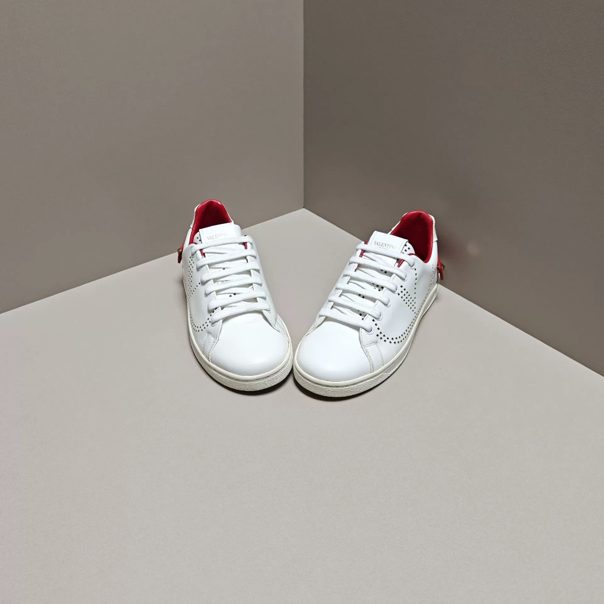 Valentino Valentino Lowtop Sneakers us_5 Women Size US 5 / IT 35 - 2 Thumbnail