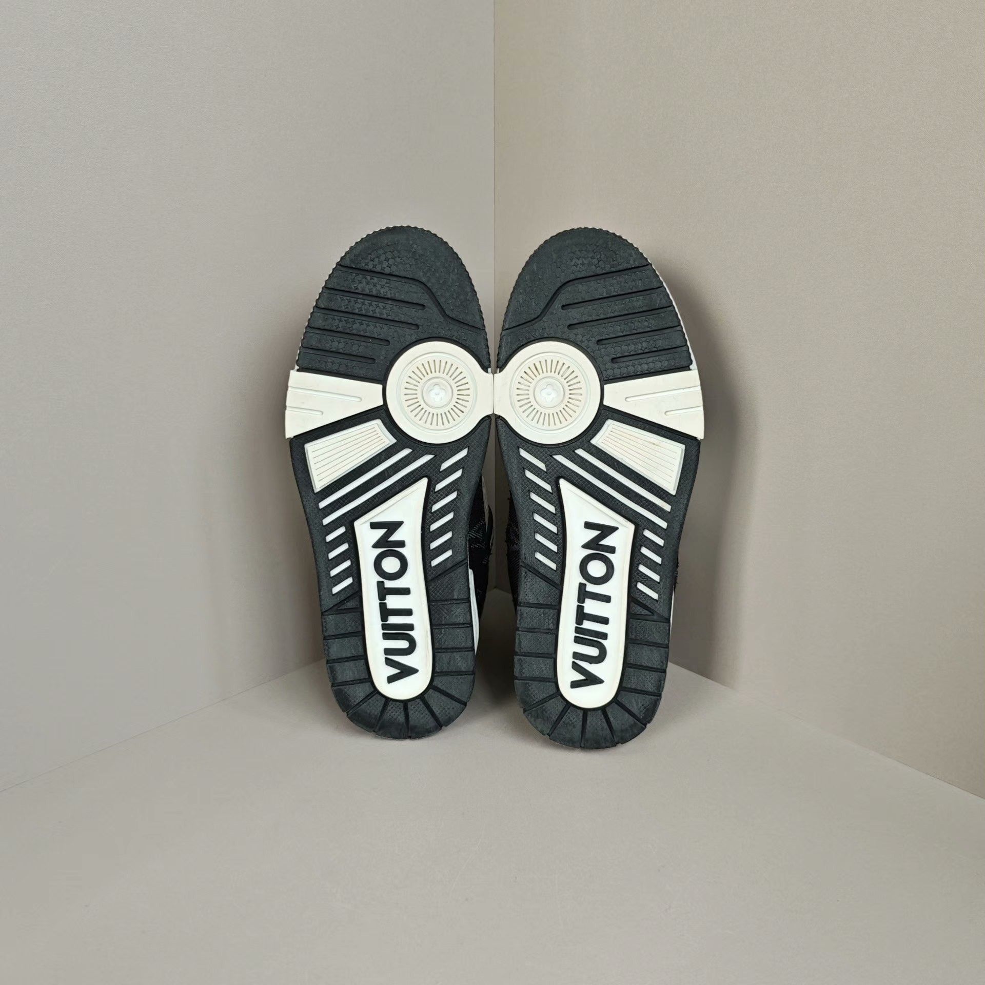 Louis Vuitton Louis Vuitton Denim Black Lowtop Sneakers us_6 Women Size US 6 / IT 36 - 5 Thumbnail