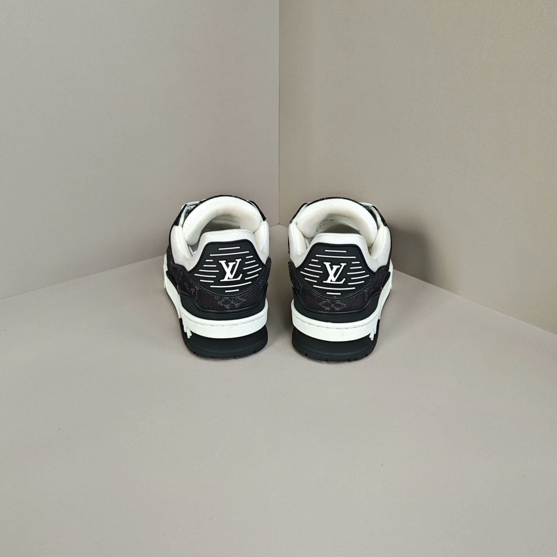 Louis Vuitton Louis Vuitton Denim Black Lowtop Sneakers us_6 Women Size US 6 / IT 36 - 3 Thumbnail