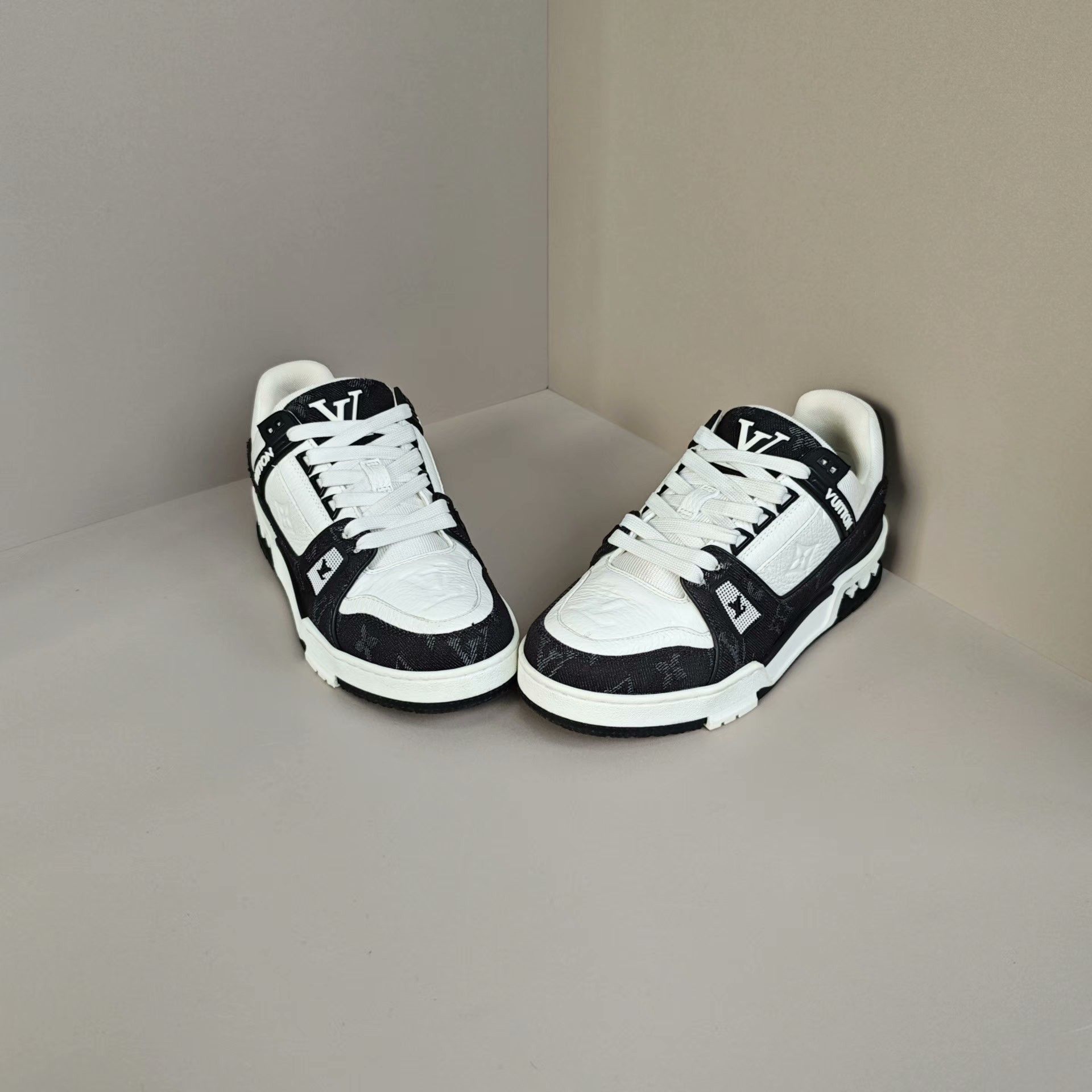 Louis Vuitton Louis Vuitton Denim Black Lowtop Sneakers us_6 Women Size US 6 / IT 36 - 2 Thumbnail