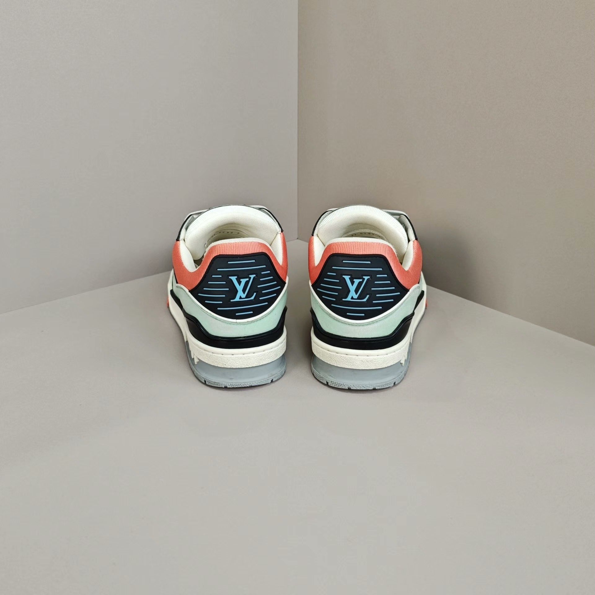 Louis Vuitton Louis Vuitton Training Green Lowtop Sneakers us_11 Women Size US 11 / IT 41 - 3 Thumbnail