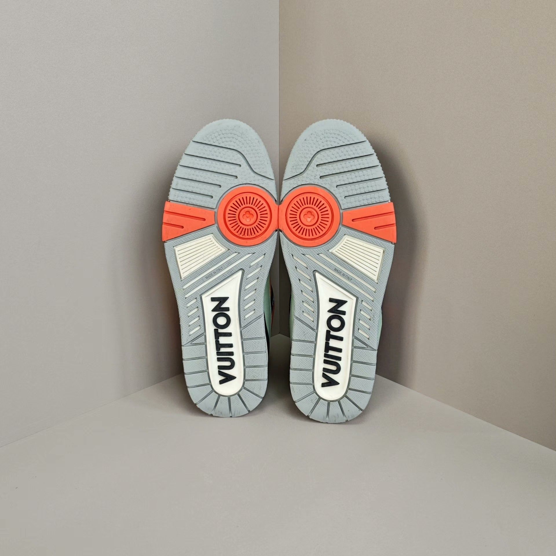 Louis Vuitton Louis Vuitton Training Green Lowtop Sneakers us_11 Women Size US 11 / IT 41 - 5 Thumbnail