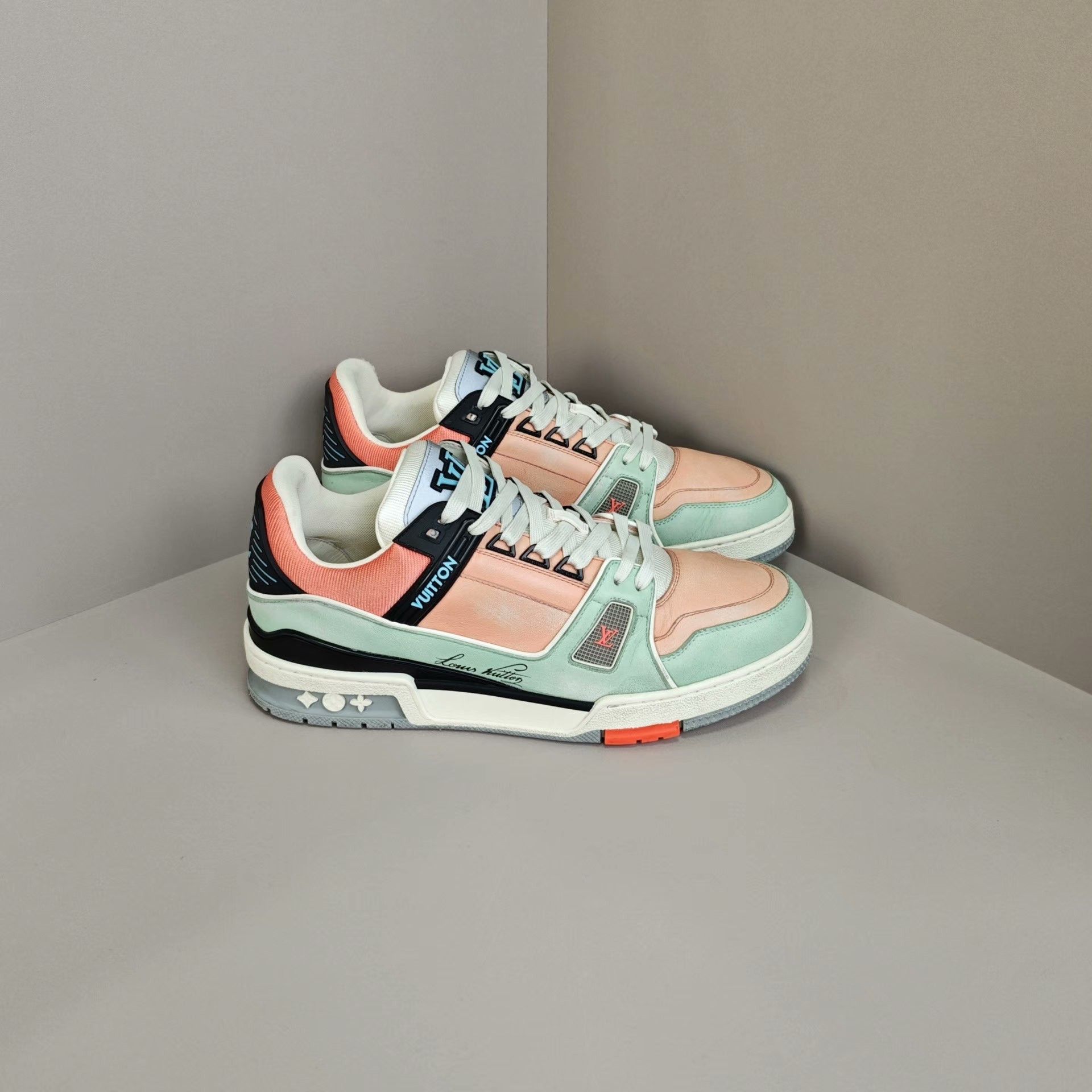 Louis Vuitton Louis Vuitton Training Green Lowtop Sneakers us_11 Women Size US 11 / IT 41 - 4 Thumbnail