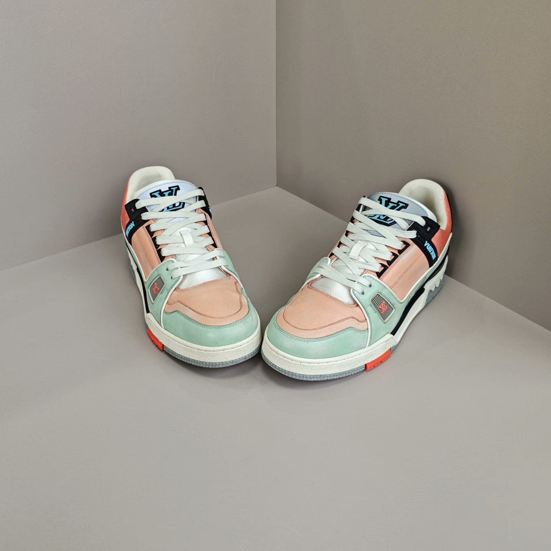 Louis Vuitton Louis Vuitton Training Green Lowtop Sneakers us_11 Women Size US 11 / IT 41 - 2 Thumbnail