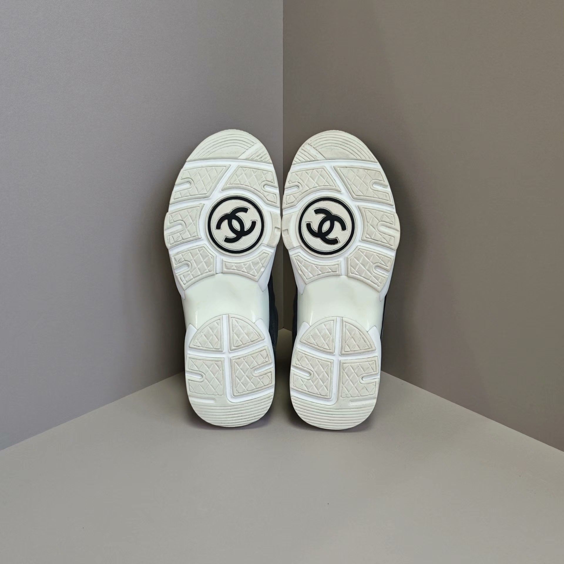 Chanel Chanel Casual Plaid Lowtop Sneakers us_6 Women Size US 6 / IT 36 - 5 Thumbnail