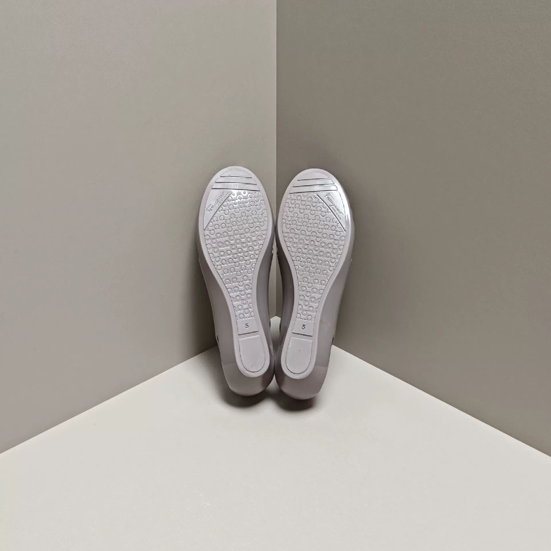 Salvatore Ferragamo Salvatore Ferragamo Casual Lowtop Sneakers us_5 Women Size US 5 / IT 35 - 5 Thumbnail
