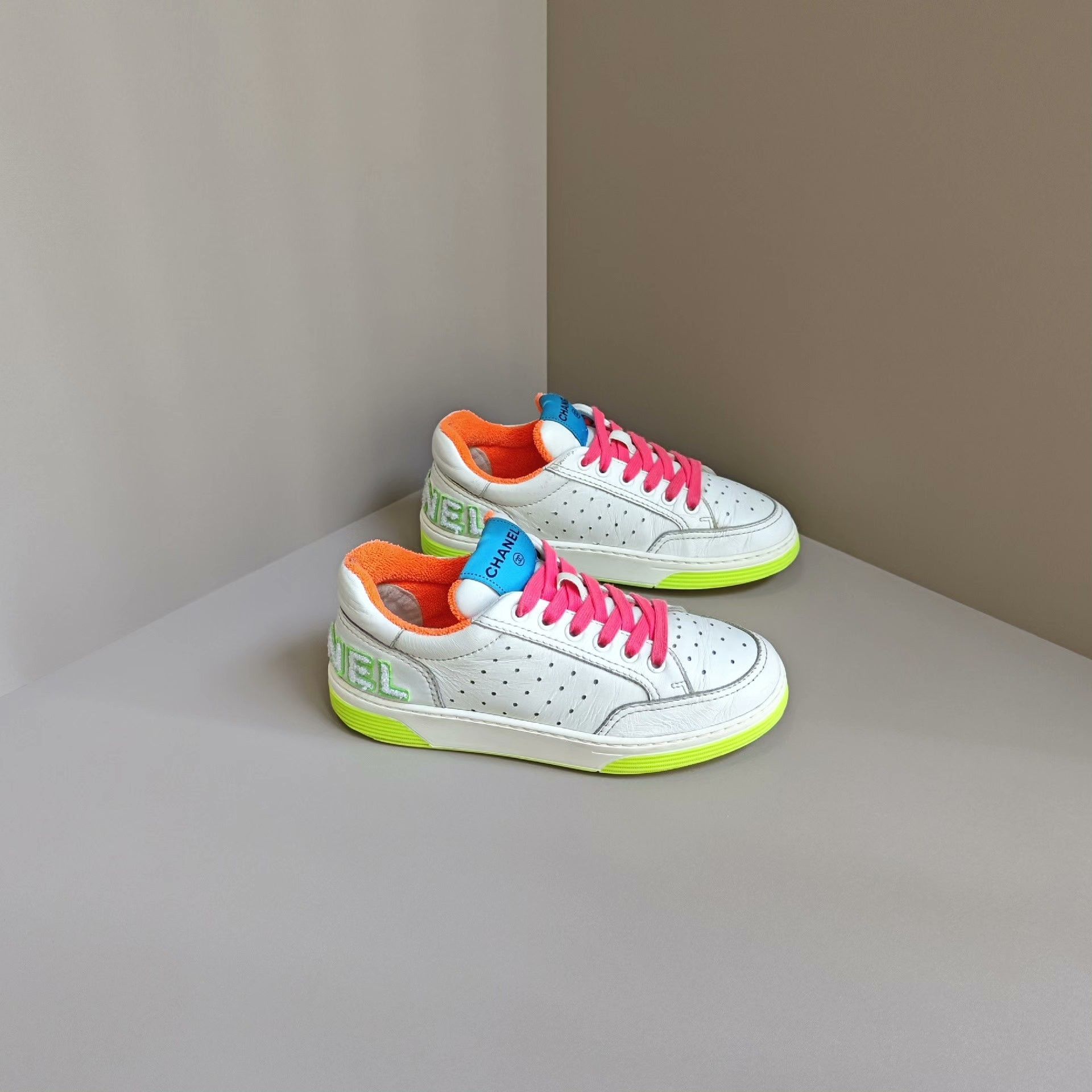 Chanel Chanel Lowtop Sneakers us_5 Women Size US 5 / IT 35 - 4 Thumbnail