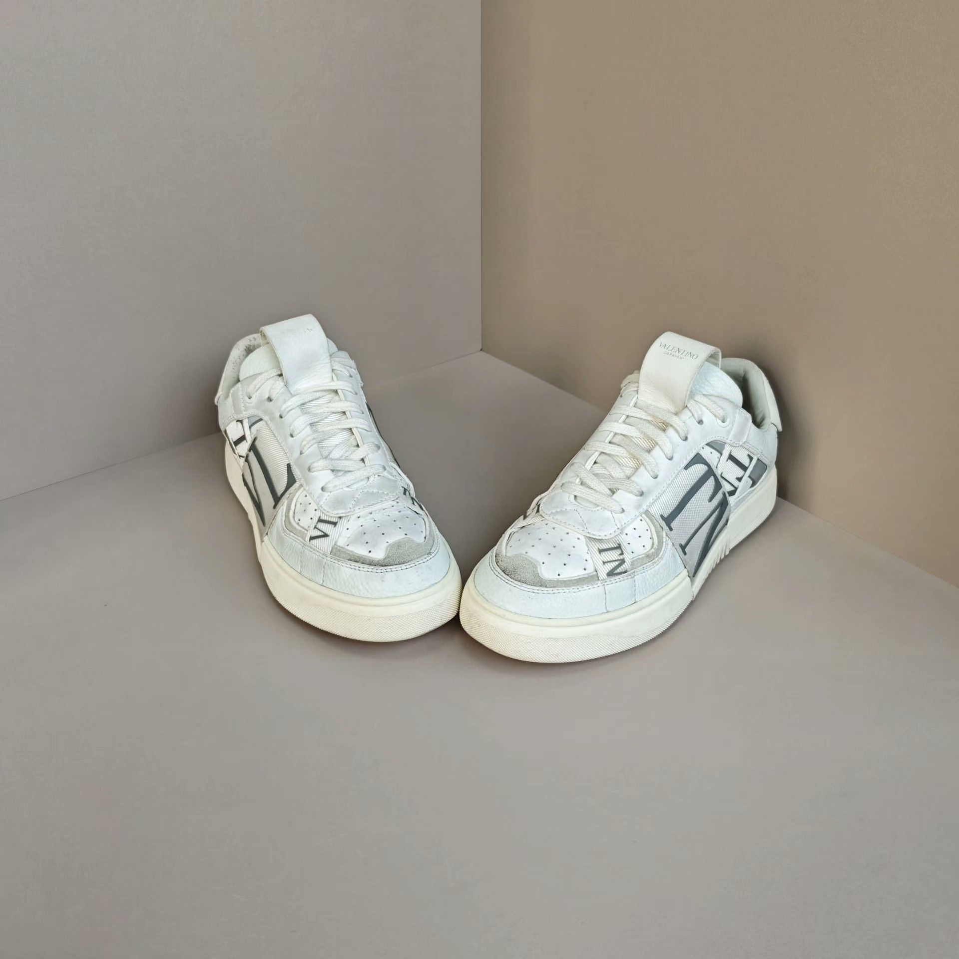 Valentino Valentino Lowtop Sneakers us_8 Women Size US 8 / IT 38 - 2 Thumbnail