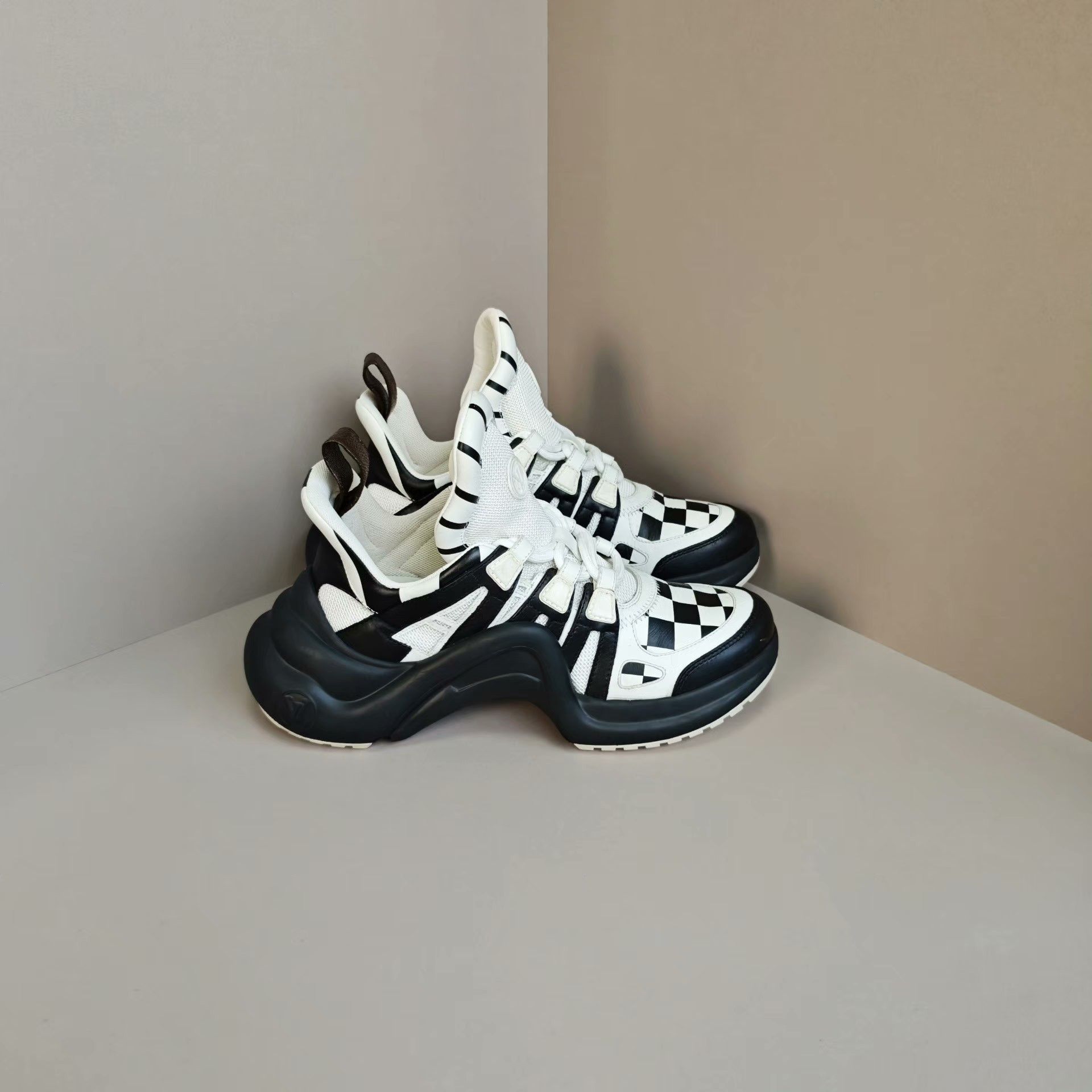 Louis Vuitton Louis Vuitton Casual Lowtop Sneakers us_8 Women Size US 8 / IT 38 - 4 Thumbnail
