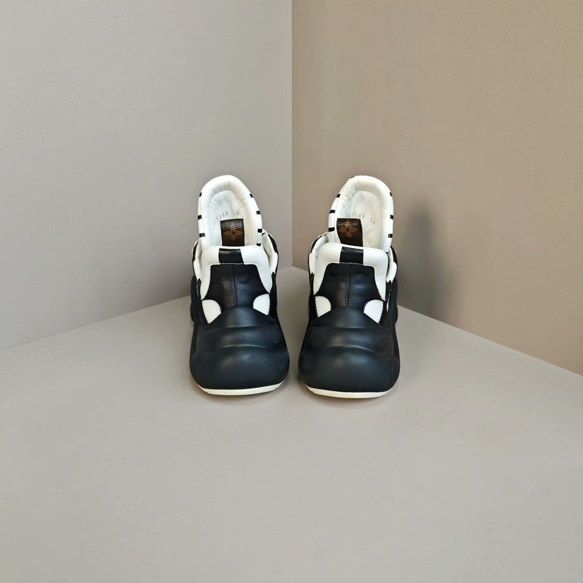 Louis Vuitton Louis Vuitton Casual Lowtop Sneakers us_8 Women Size US 8 / IT 38 - 3 Thumbnail