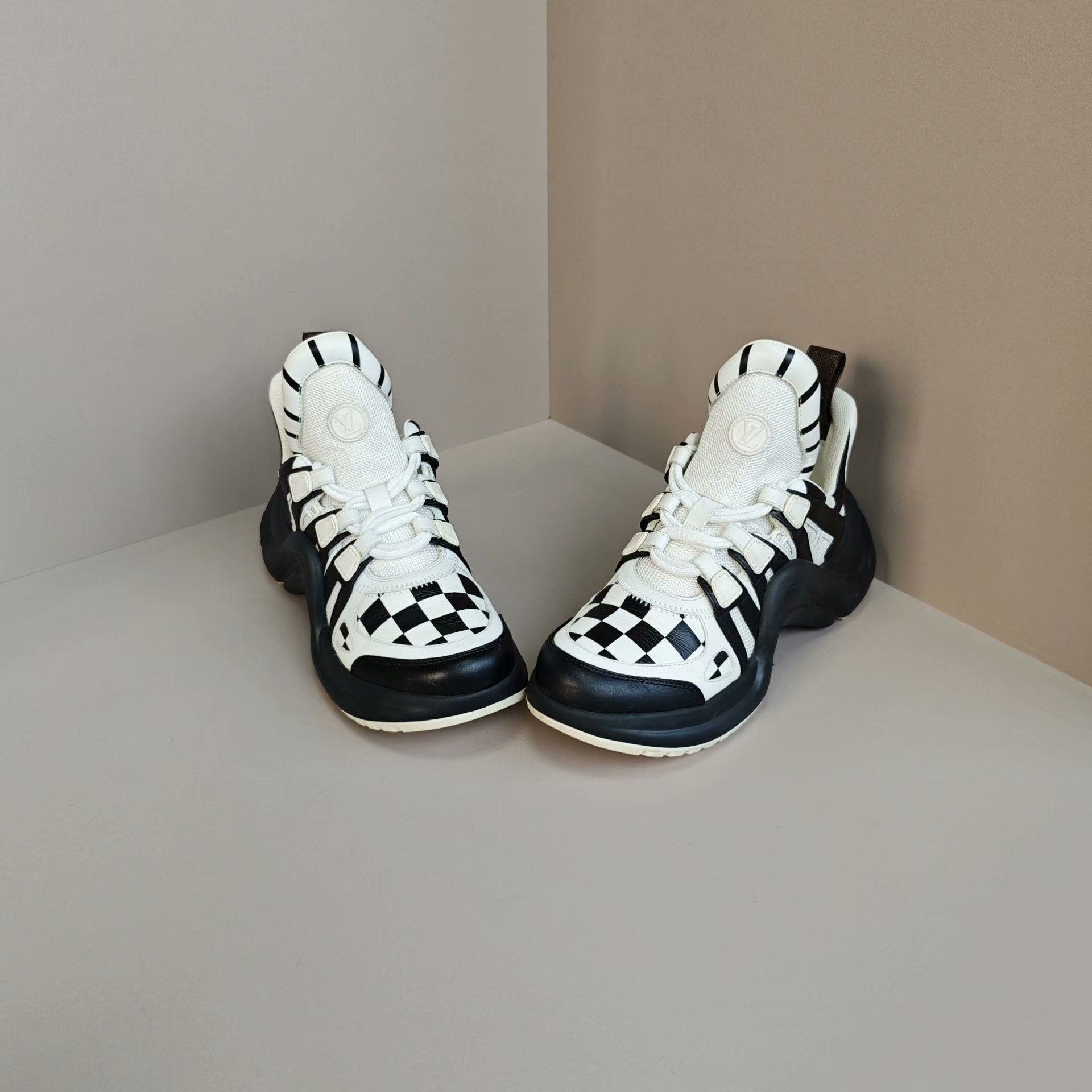 Louis Vuitton Louis Vuitton Casual Lowtop Sneakers us_8 Women Size US 8 / IT 38 - 2 Thumbnail