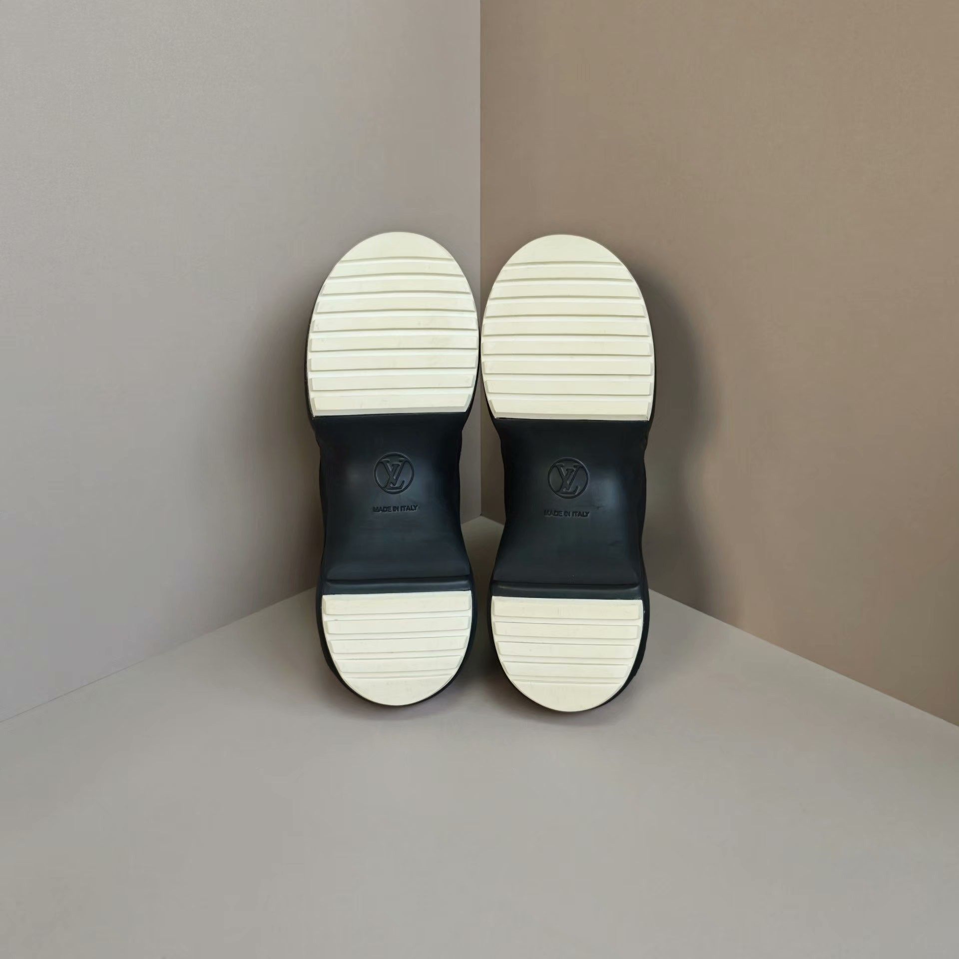 Louis Vuitton Louis Vuitton Casual Lowtop Sneakers us_8 Women Size US 8 / IT 38 - 5 Thumbnail