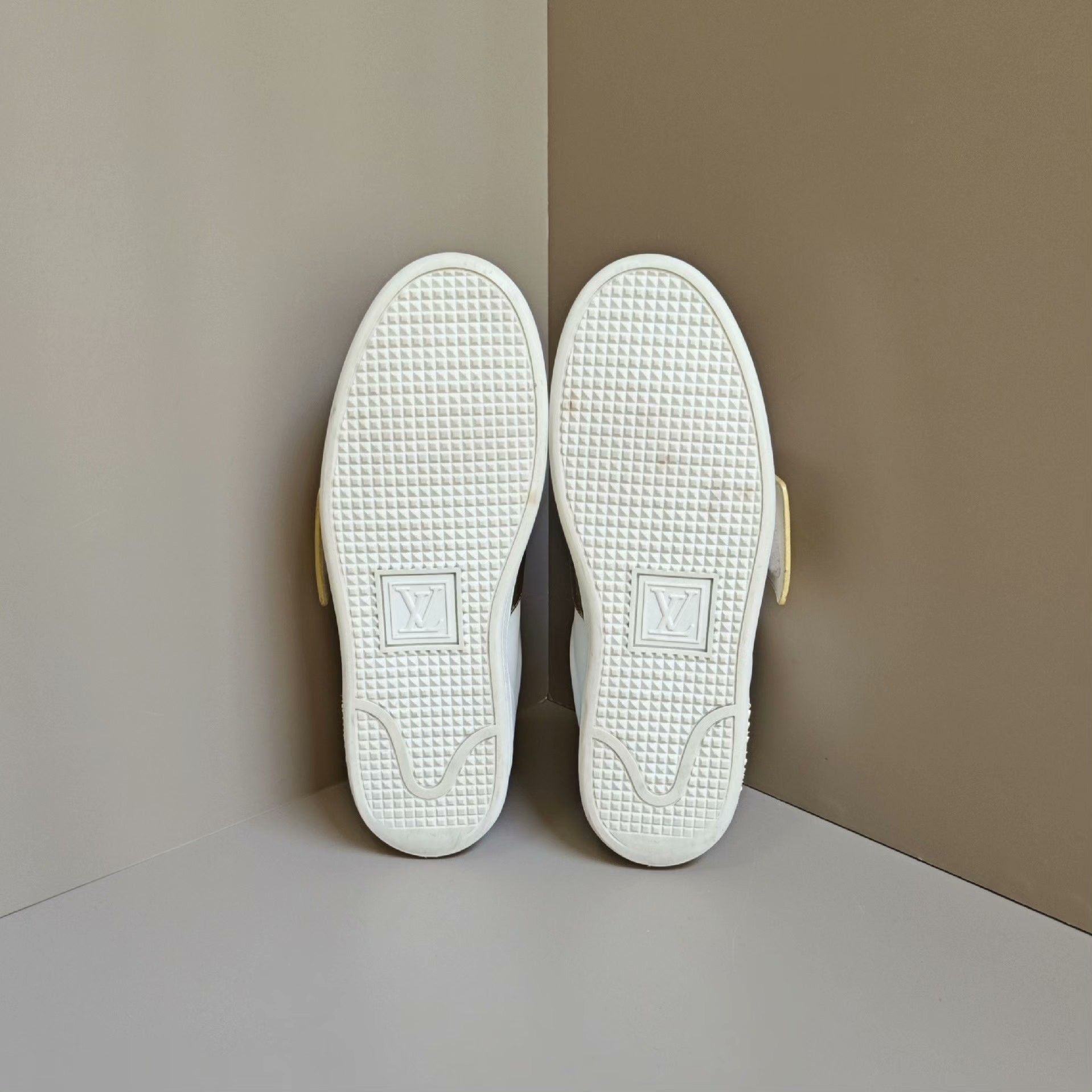 Louis Vuitton Louis Vuitton White Lowtop Sneakers us_6 Women Size US 6 / IT 36 - 5 Thumbnail