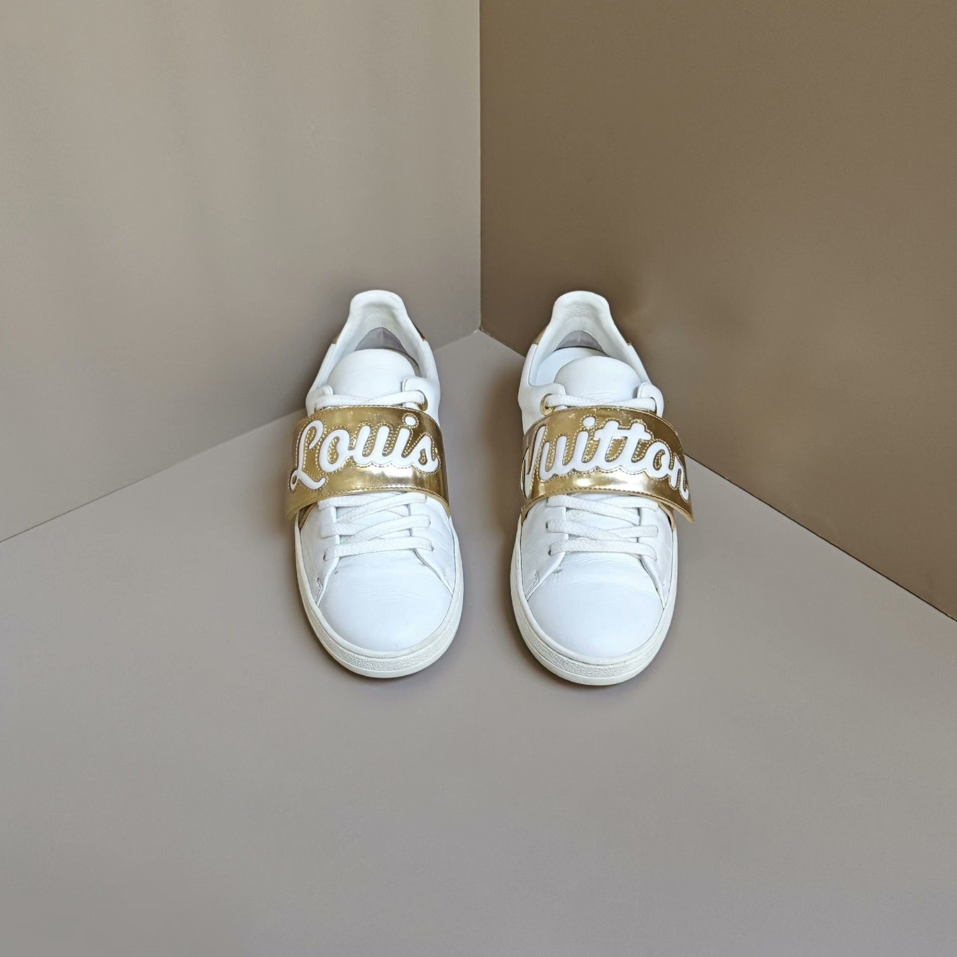 Louis Vuitton Louis Vuitton White Lowtop Sneakers us_6 Women Size US 6 / IT 36 - 2 Thumbnail
