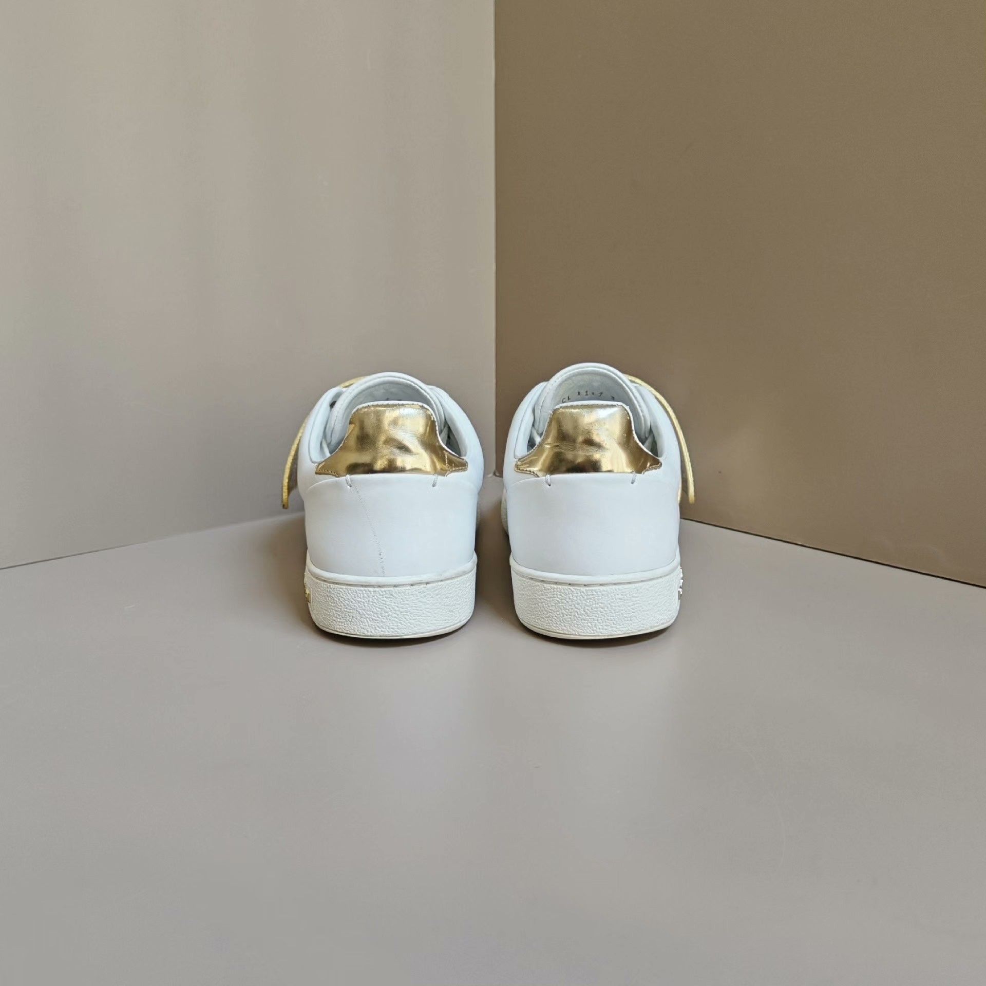 Louis Vuitton Louis Vuitton White Lowtop Sneakers us_6 Women Size US 6 / IT 36 - 3 Thumbnail
