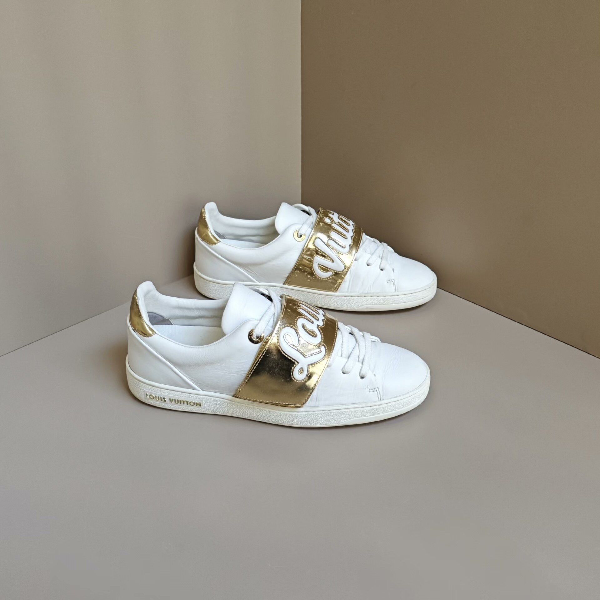 Louis Vuitton Louis Vuitton White Lowtop Sneakers us_6 Women Size US 6 / IT 36 - 4 Thumbnail