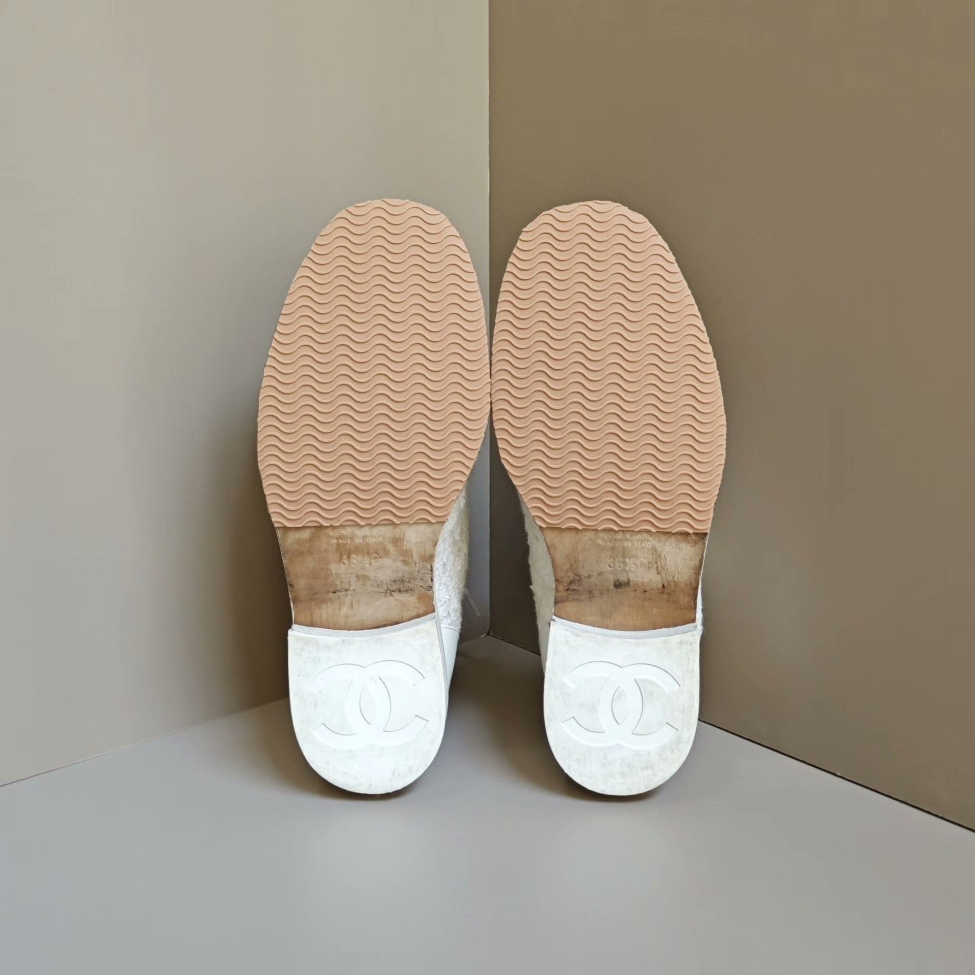 Chanel Chanel Wool Lowtop Sneakers us_6 Women Size US 6 / IT 36 - 5 Thumbnail
