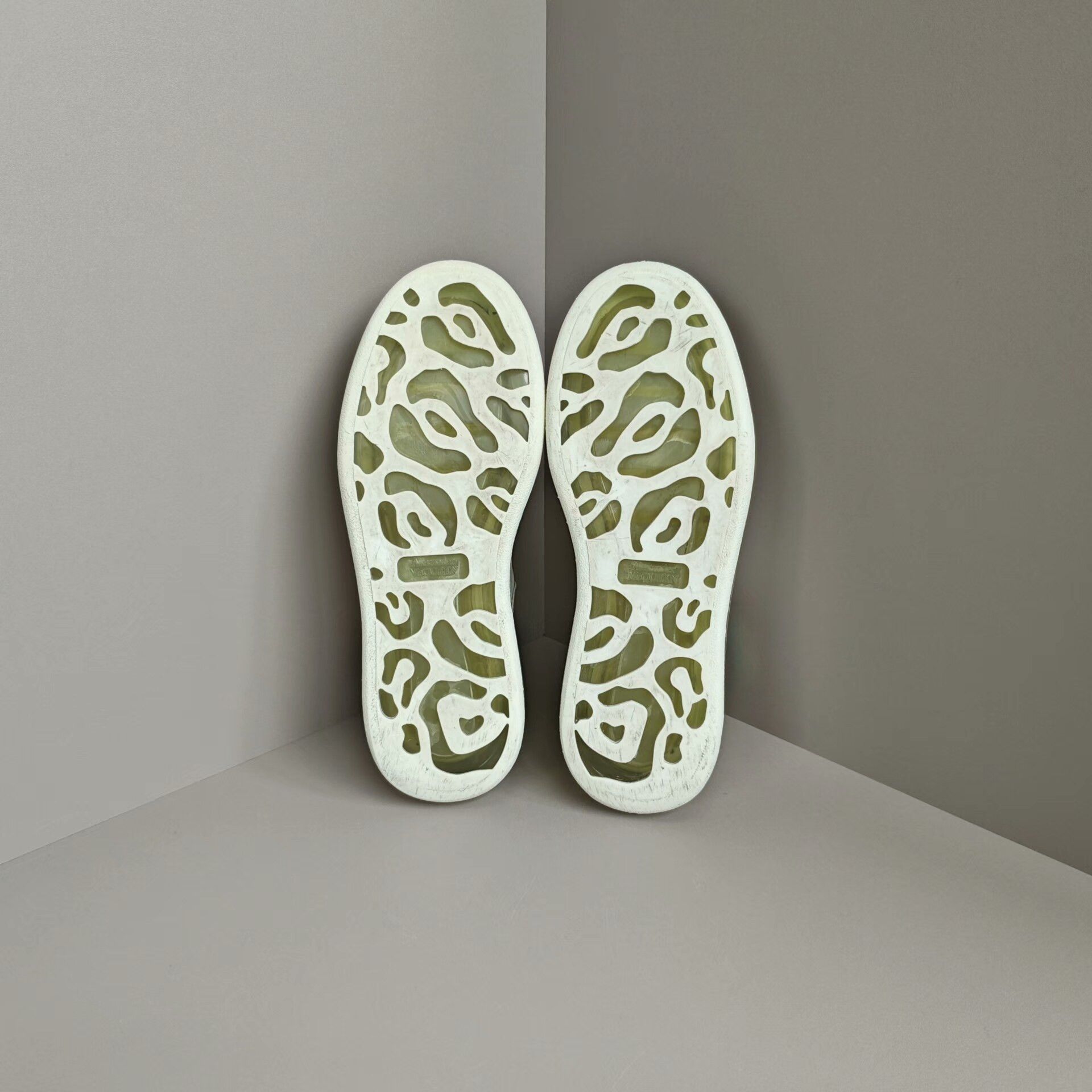 Alexander McQueen Alexander McQueen White Lowtop Sneakers us_7 Women Size US 7 / IT 37 - 5 Thumbnail