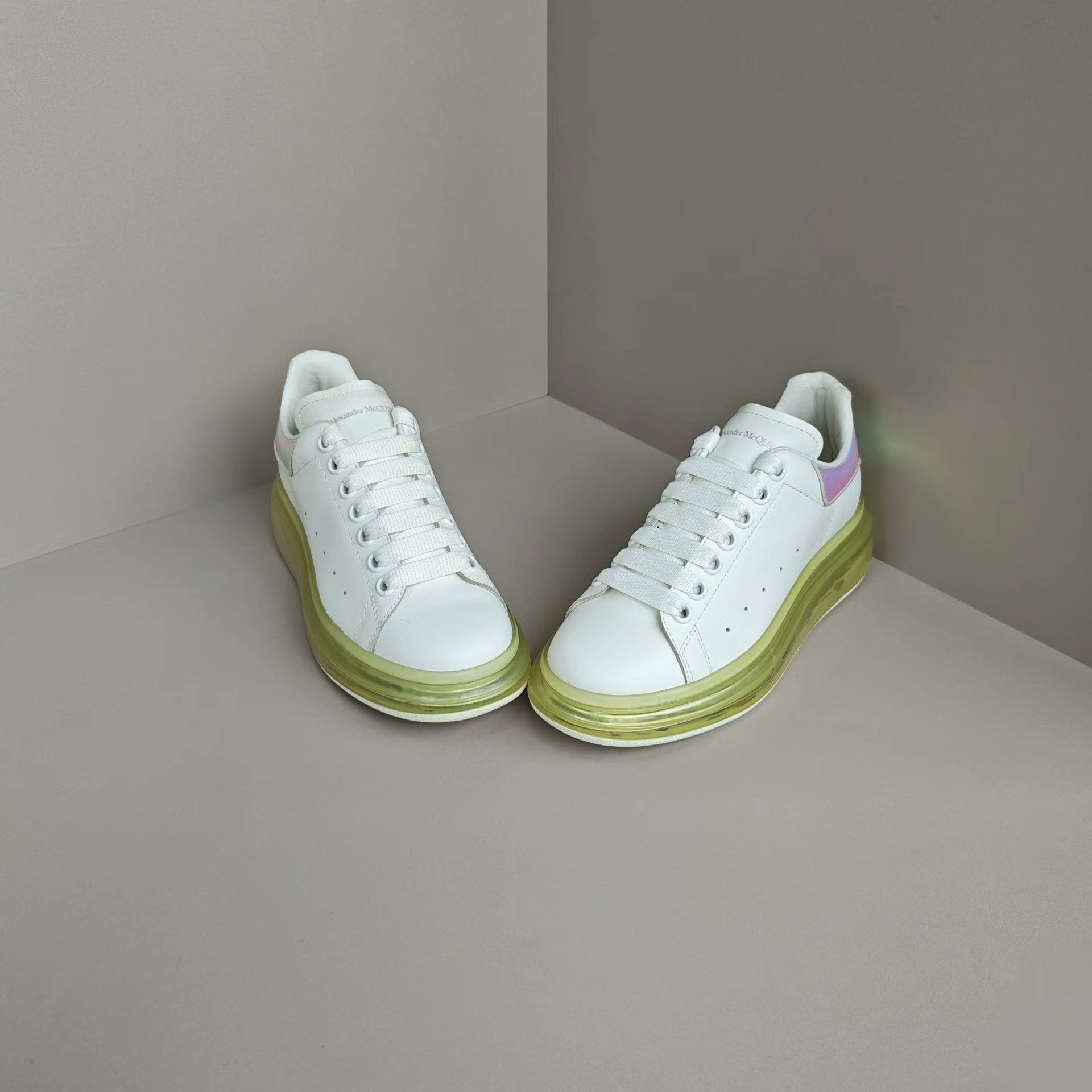Alexander McQueen Alexander McQueen White Lowtop Sneakers us_7 Women Size US 7 / IT 37 - 2 Thumbnail