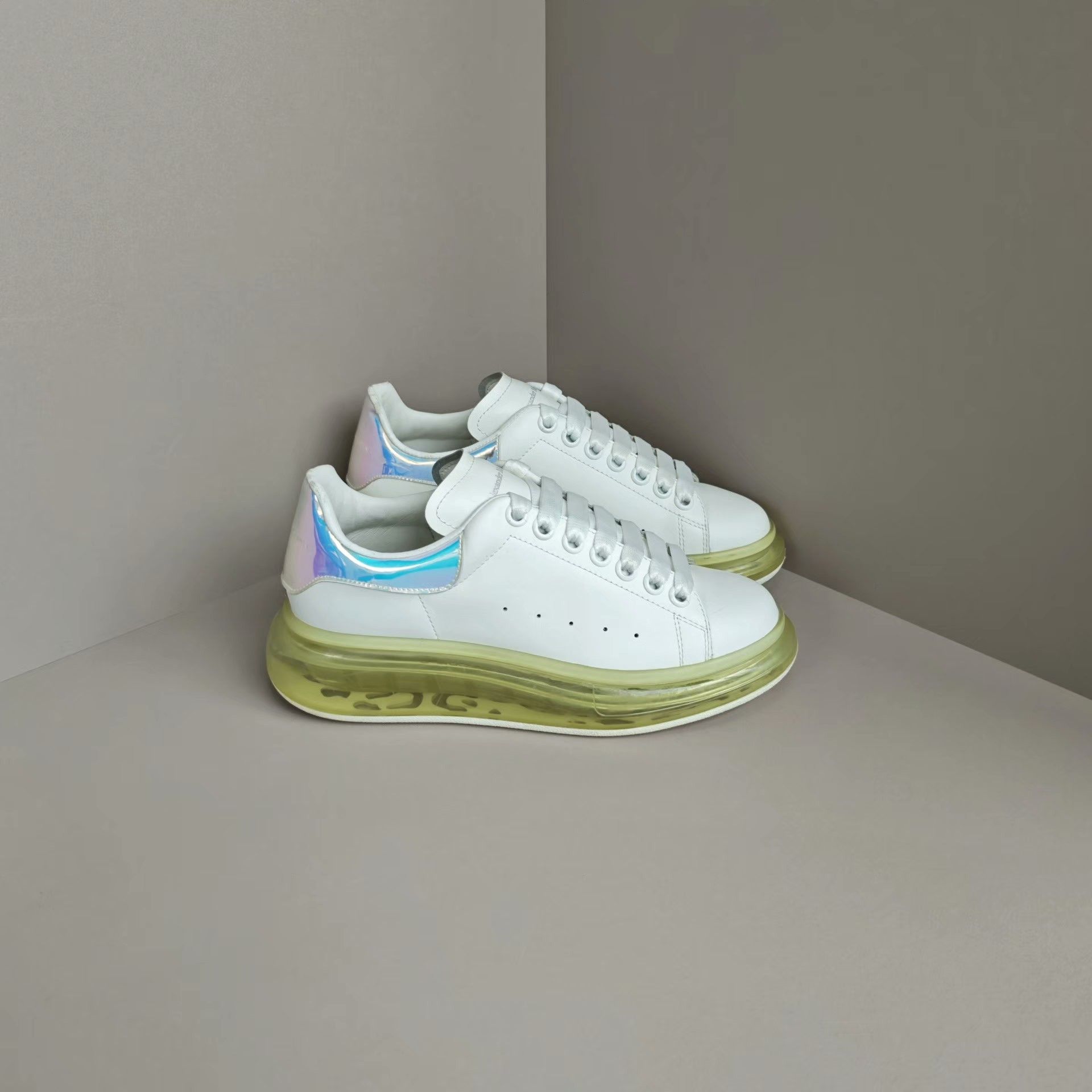 Alexander McQueen Alexander McQueen White Lowtop Sneakers us_7 Women Size US 7 / IT 37 - 4 Thumbnail