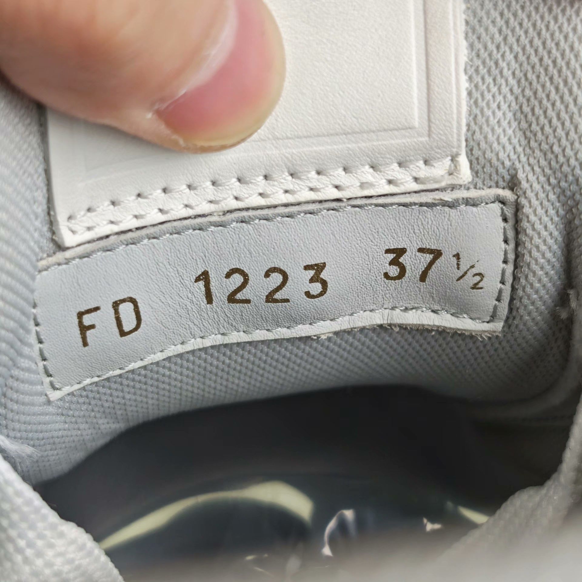 Louis Vuitton Louis Vuitton Training White Lowtop Sneakers us_7 Women Size US 7 / IT 37 - 6 Thumbnail