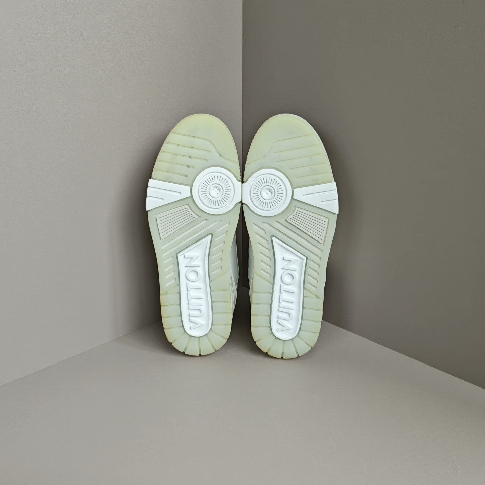 Louis Vuitton Louis Vuitton Training White Lowtop Sneakers us_7 Women Size US 7 / IT 37 - 5 Thumbnail