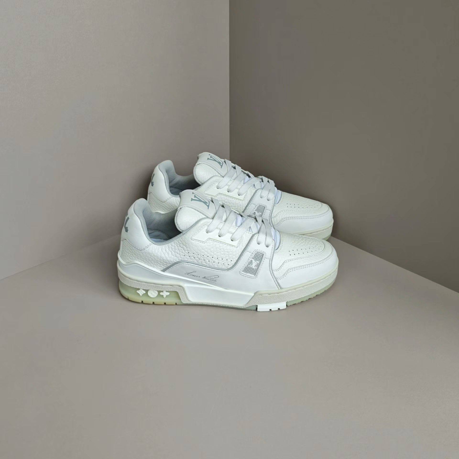 Louis Vuitton Louis Vuitton Training White Lowtop Sneakers us_7 Women Size US 7 / IT 37 - 4 Thumbnail