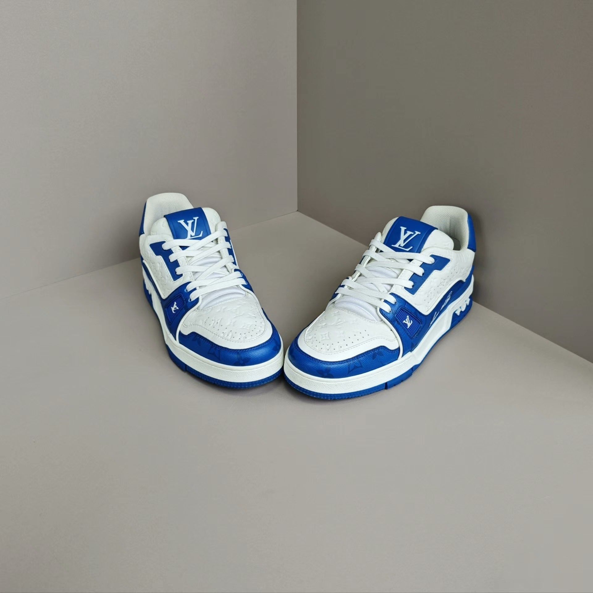 Louis Vuitton Louis Vuitton Training Blue Lowtop Sneakers us_9 Women Size US 9 / IT 39 - 2 Thumbnail
