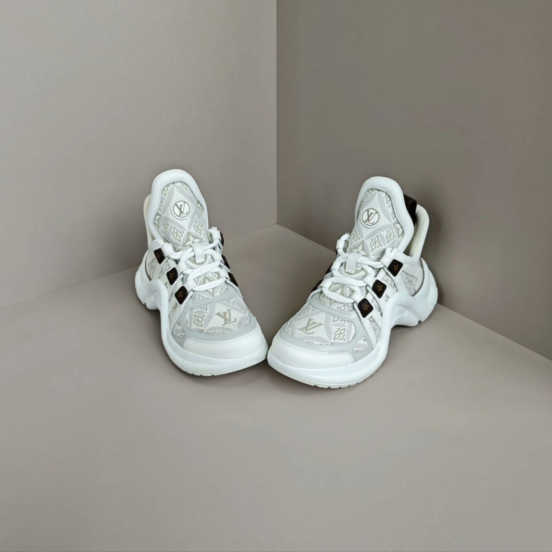 Louis Vuitton Louis Vuitton Casual White Lowtop Sneakers us_6 Women Size US 6 / IT 36 - 2 Thumbnail