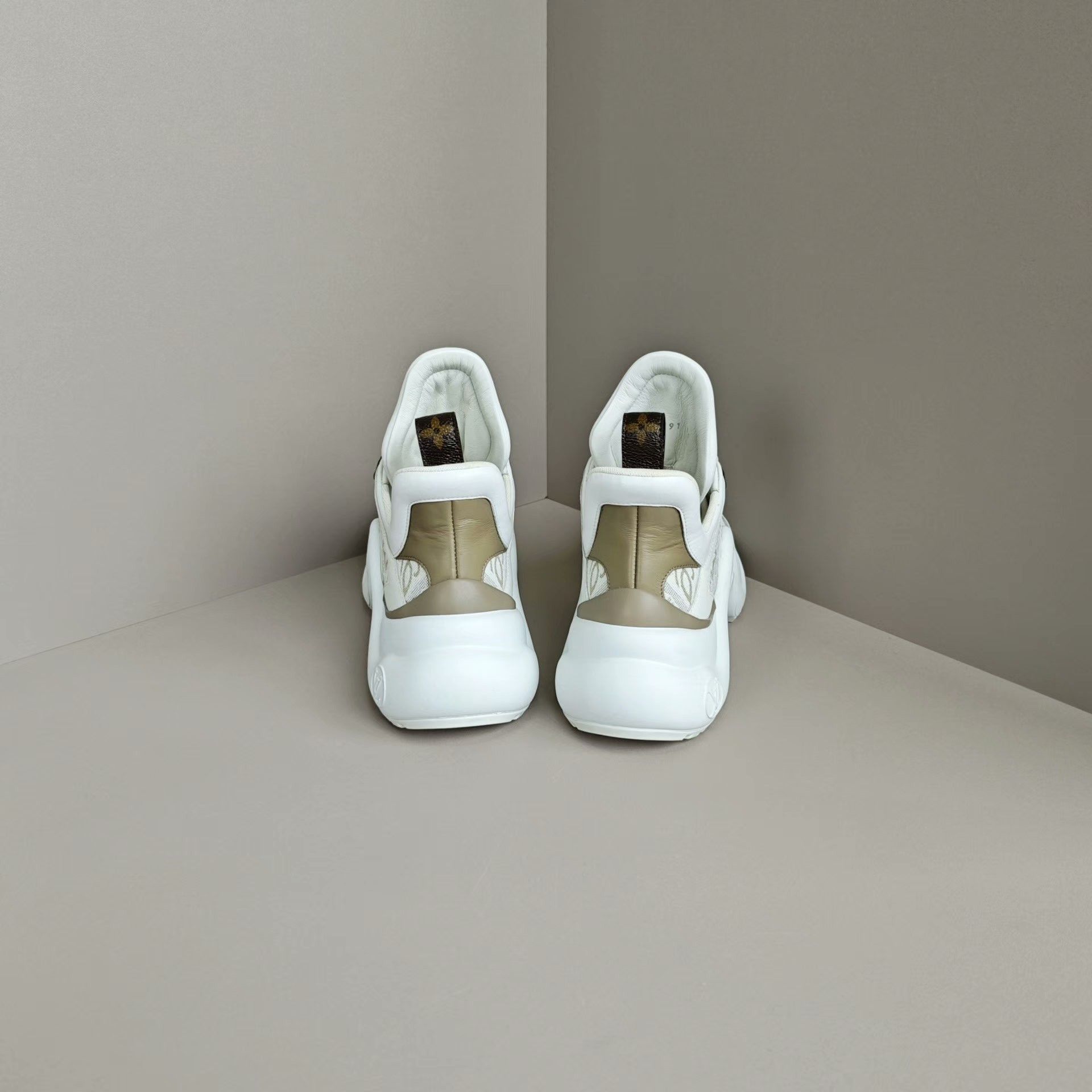 Louis Vuitton Louis Vuitton Casual White Lowtop Sneakers us_6 Women Size US 6 / IT 36 - 3 Thumbnail