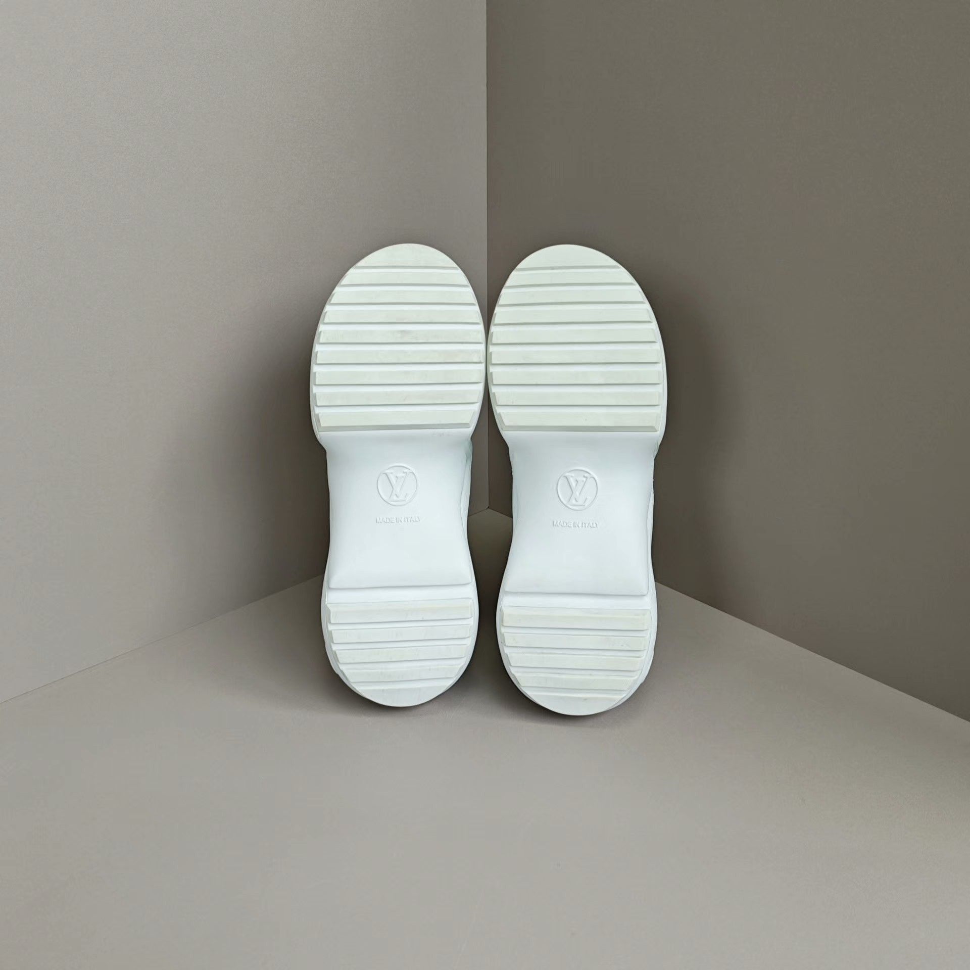 Louis Vuitton Louis Vuitton Casual White Lowtop Sneakers us_6 Women Size US 6 / IT 36 - 5 Thumbnail