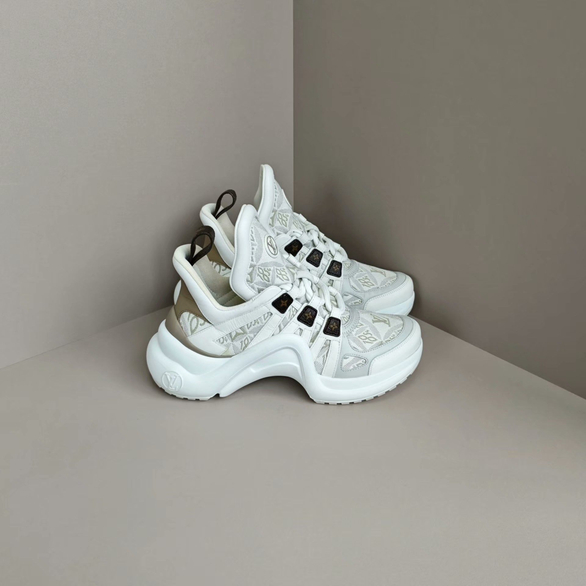 Louis Vuitton Louis Vuitton Casual White Lowtop Sneakers us_6 Women Size US 6 / IT 36 - 4 Thumbnail