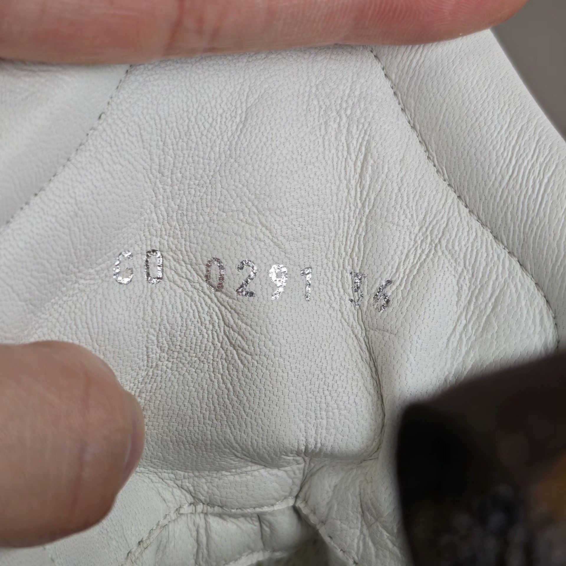 Louis Vuitton Louis Vuitton Casual White Lowtop Sneakers us_6 Women Size US 6 / IT 36 - 6 Thumbnail