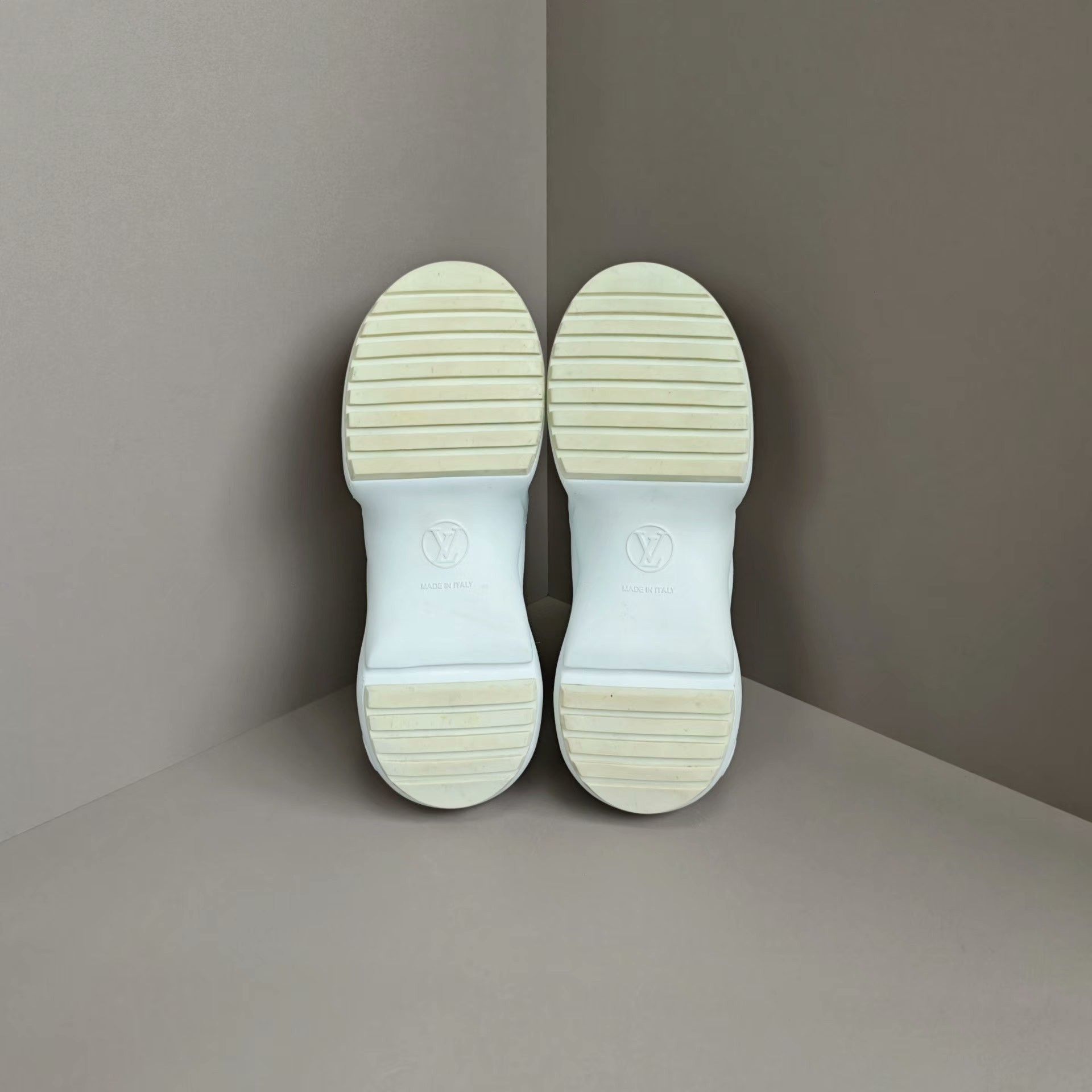 Louis Vuitton Louis Vuitton Casual Lowtop Sneakers us_6 Women Size US 6 / IT 36 - 5 Thumbnail