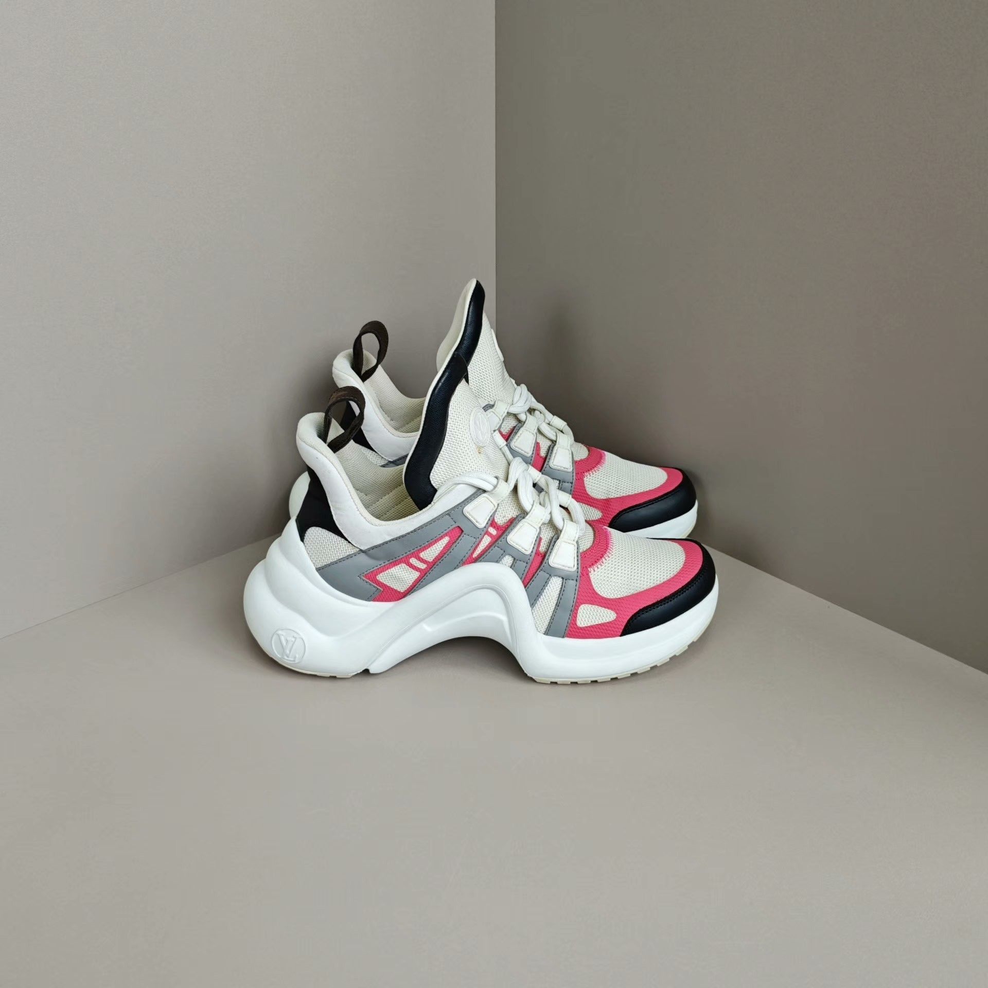 Louis Vuitton Louis Vuitton Casual Lowtop Sneakers us_6 Women Size US 6 / IT 36 - 4 Thumbnail