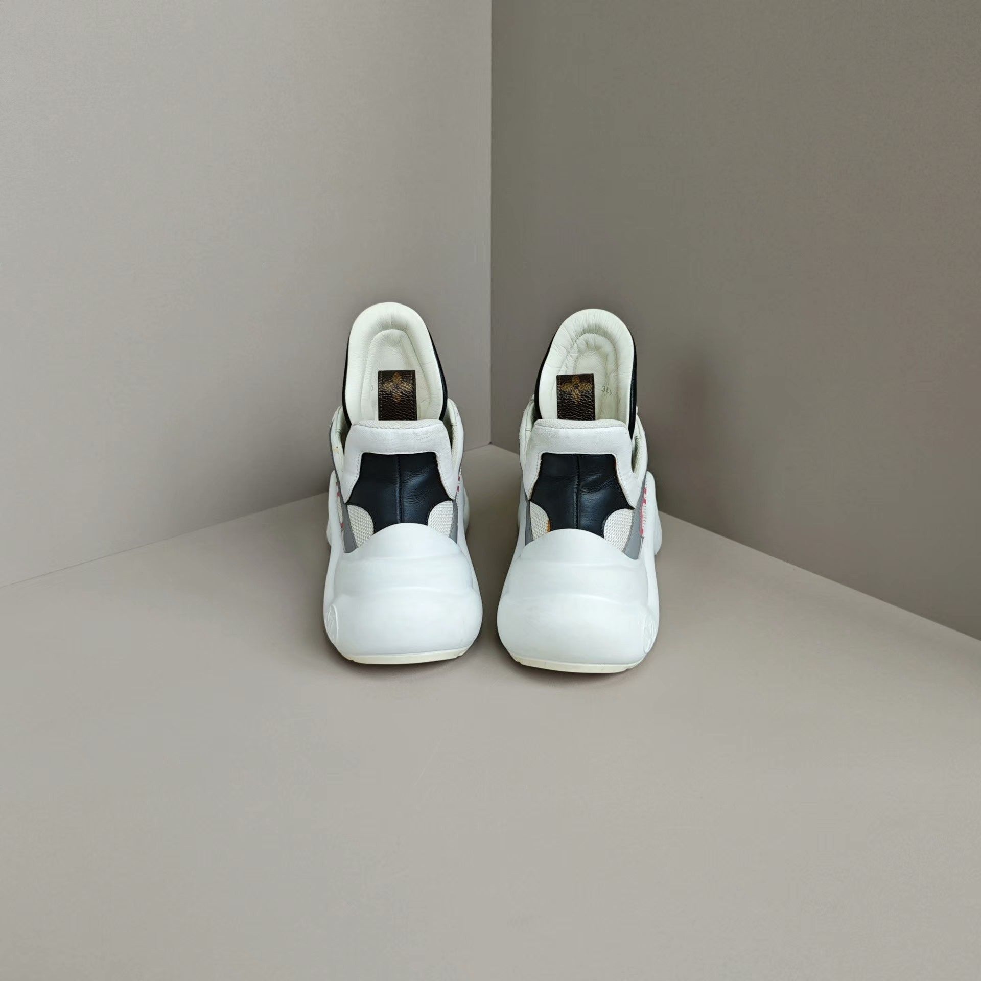 Louis Vuitton Louis Vuitton Casual Lowtop Sneakers us_6 Women Size US 6 / IT 36 - 3 Thumbnail