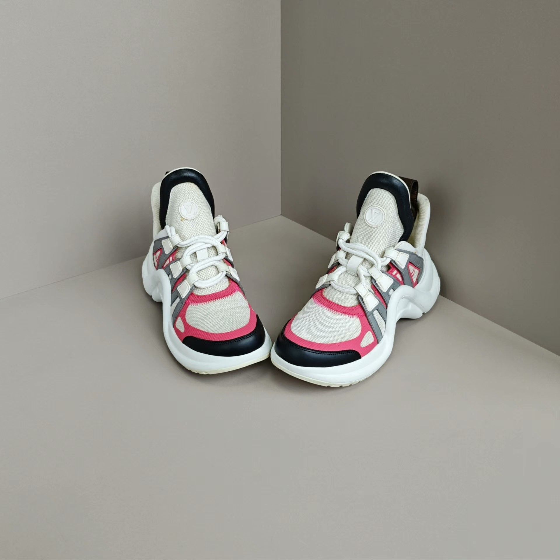 Louis Vuitton Louis Vuitton Casual Lowtop Sneakers us_6 Women Size US 6 / IT 36 - 2 Thumbnail