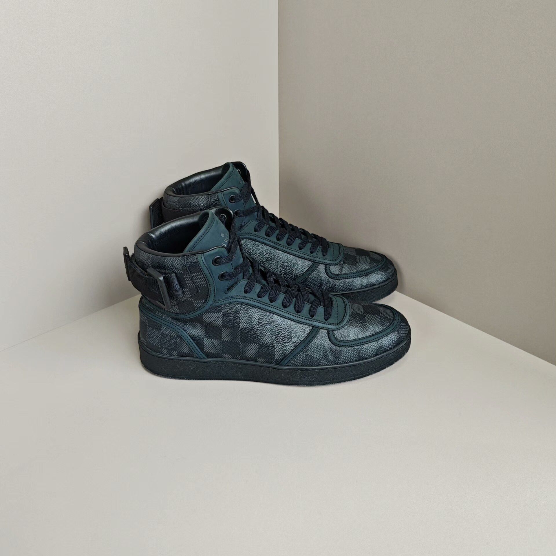 Louis Vuitton Louis Vuitton Checkered Gray Hitop Sneakers 6 Men Size US 6 / EU 39 - 4 Thumbnail