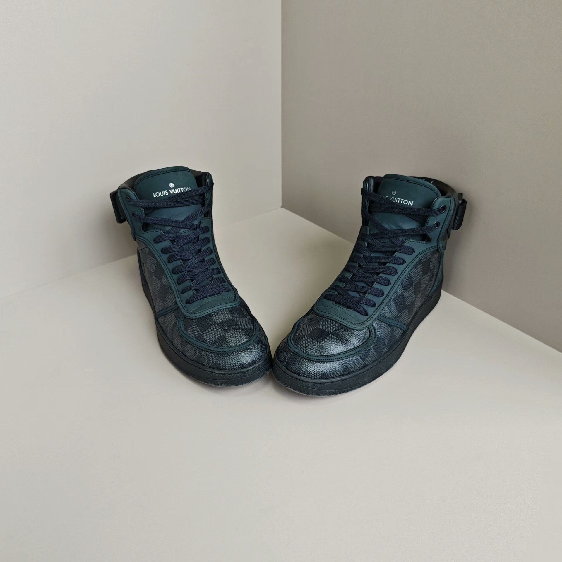 Louis Vuitton Louis Vuitton Checkered Gray Hitop Sneakers 6 Men Size US 6 / EU 39 - 2 Thumbnail