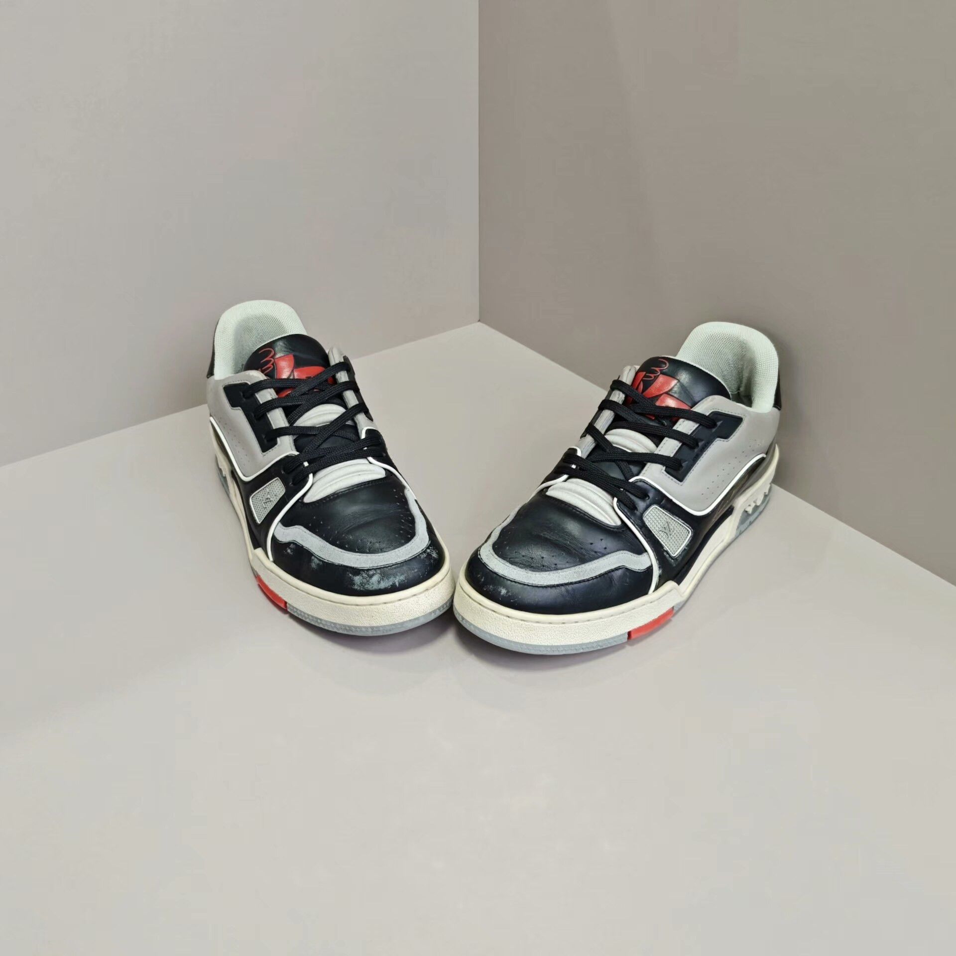 Louis Vuitton Louis Vuitton Training Gray Lowtop Sneakers 6 Men Size US 6 / EU 39 - 2 Thumbnail