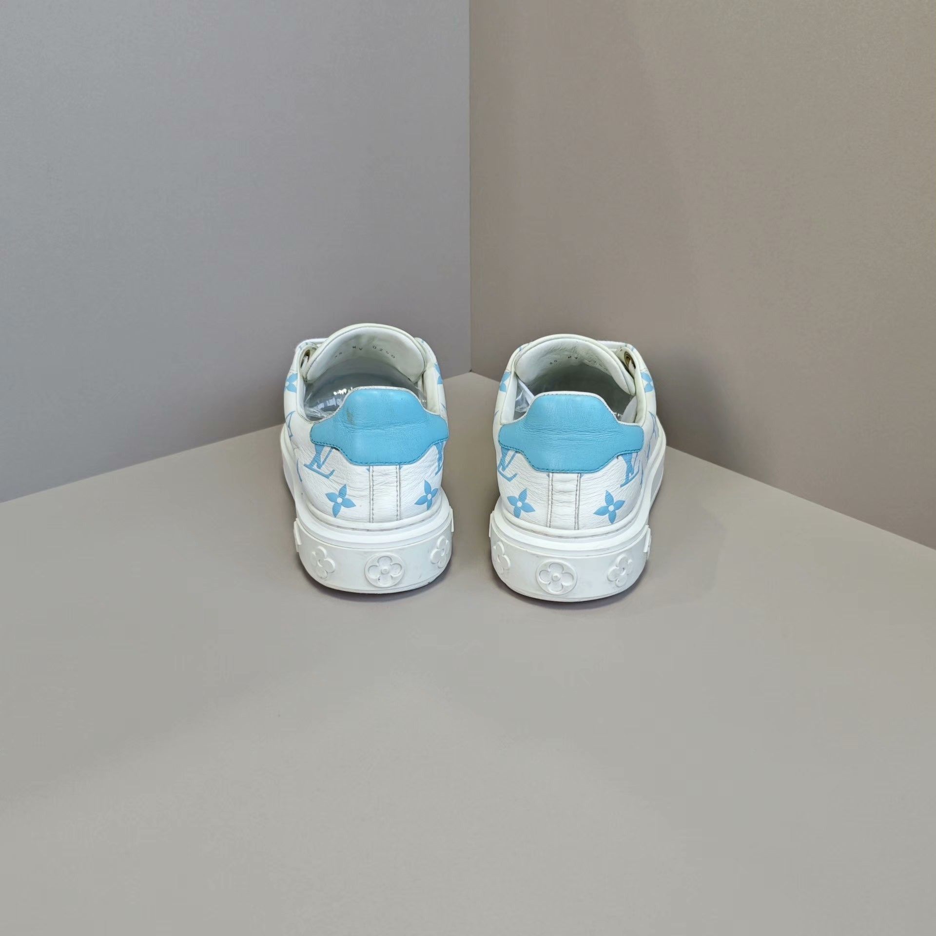 Louis Vuitton Louis Vuitton Lowtop Sneakers us_5 Women Size US 5 / IT 35 - 3 Thumbnail